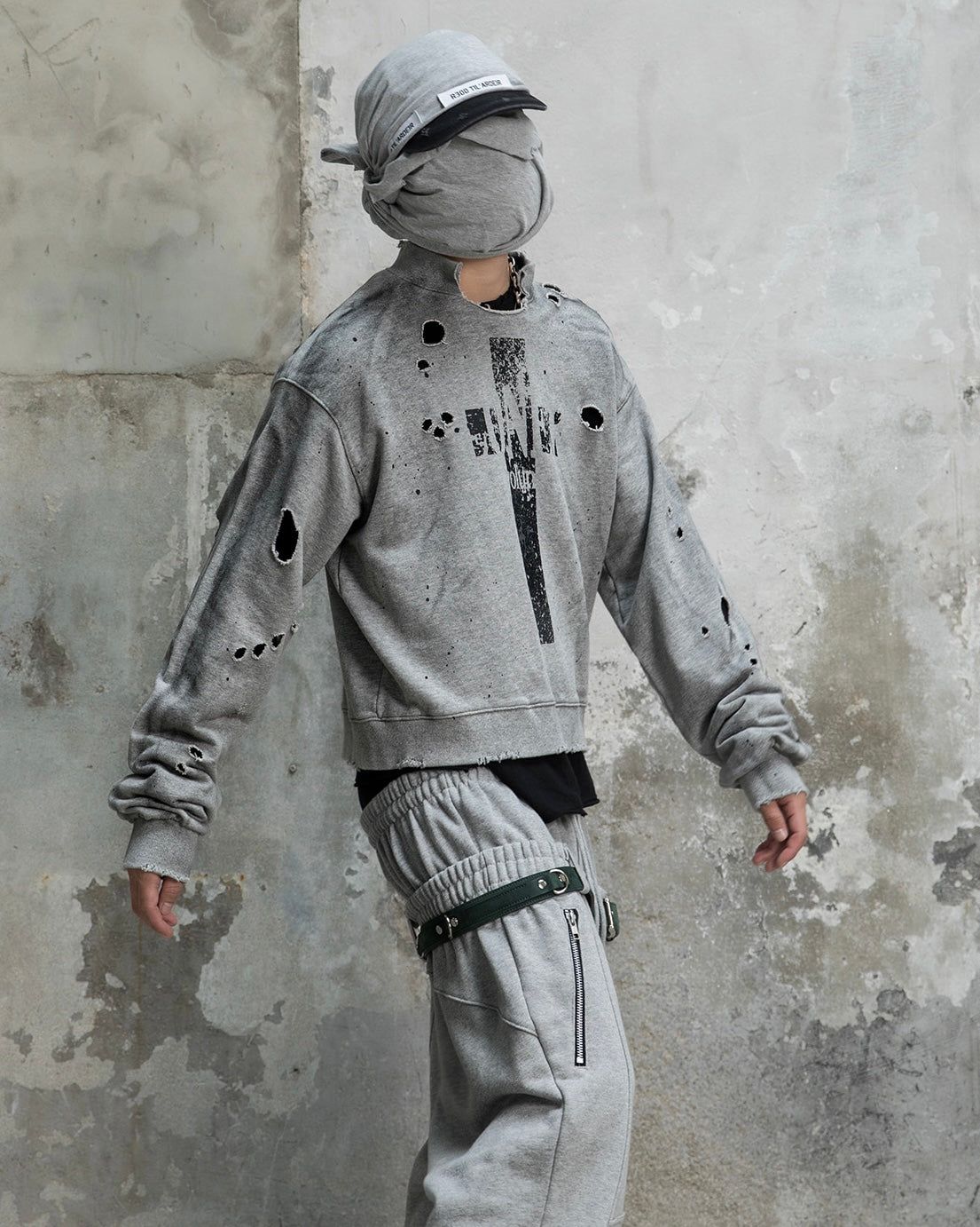 【roaringrad】Cross Damage Sweat Shirt