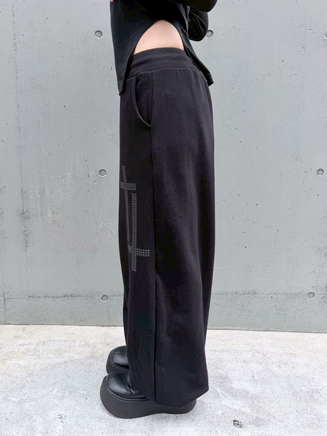 受注制【nmtc+】cross studs sweat pants (2color)