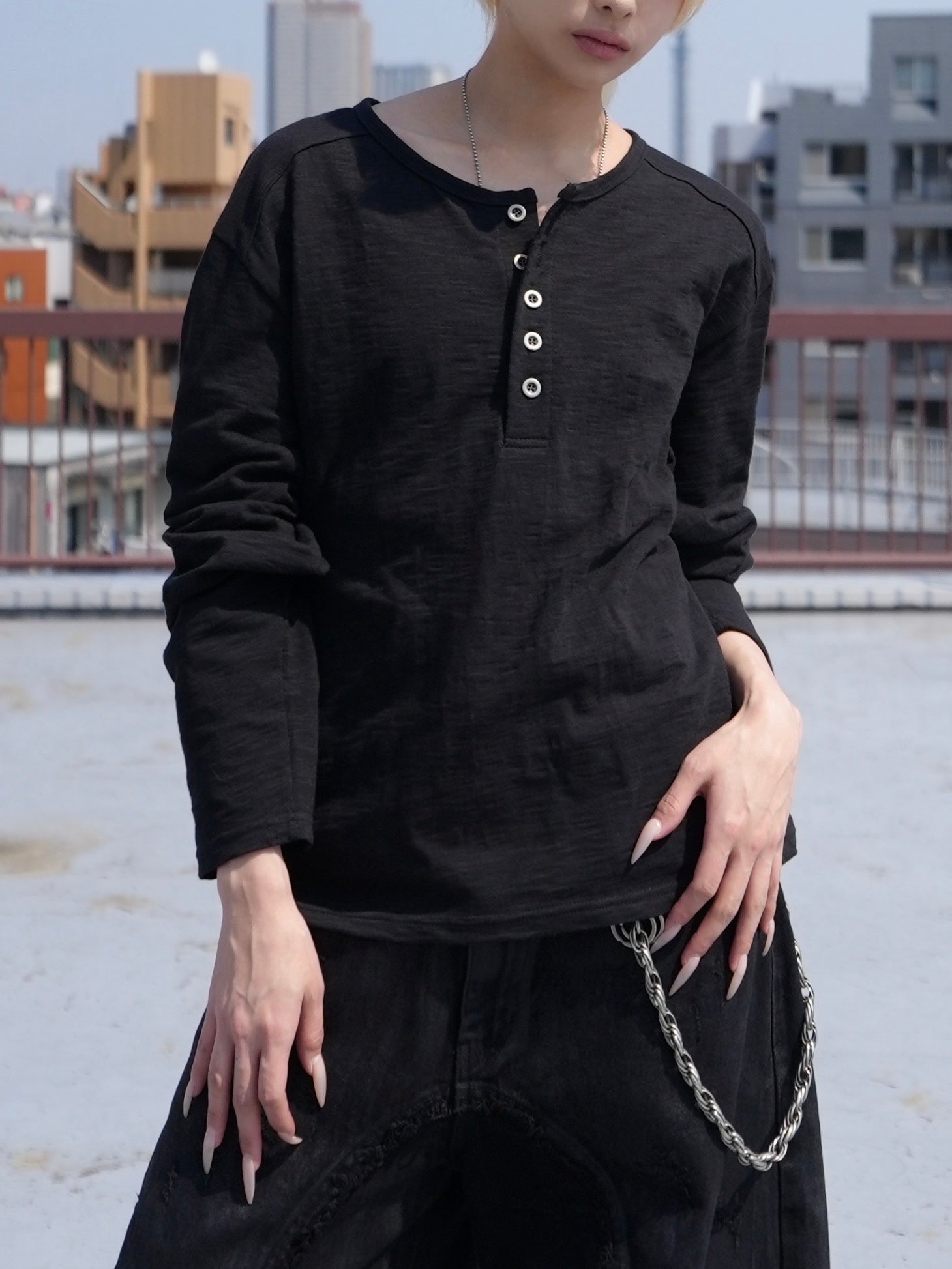 CHIKASHITSU PLUS HIGH】Steel button henley neck tee (2color