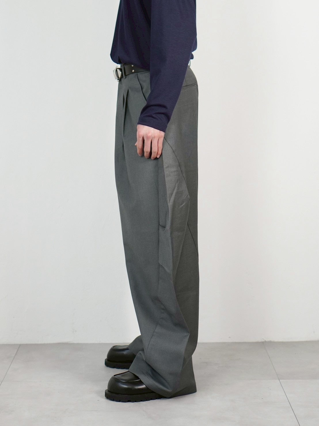 受注制【Chikashitsu +】2 tuck side design curve pants (3color