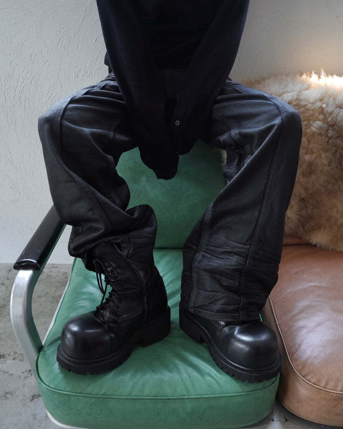 【CHIKASHITSU PLUS HIGH】Linear coating denim flare pants