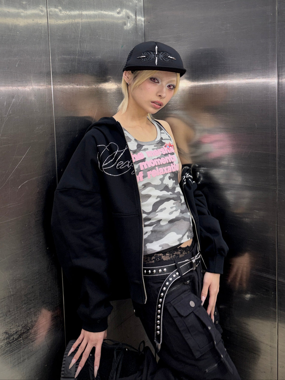 国際配送【Never mind the XU】graphic logo sleeveless (2color)