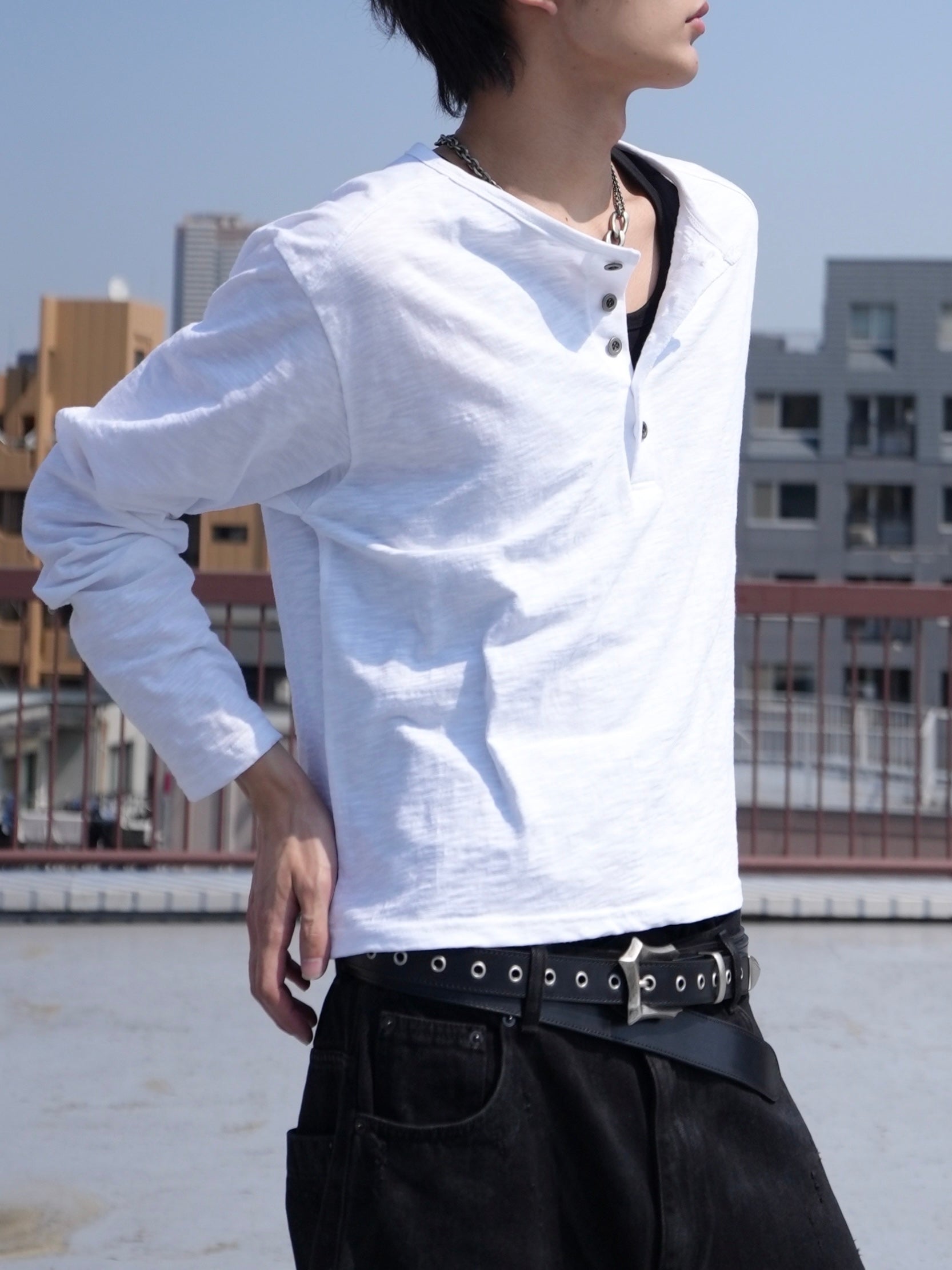 CHIKASHITSU PLUS HIGH】Steel button henley neck tee (2color