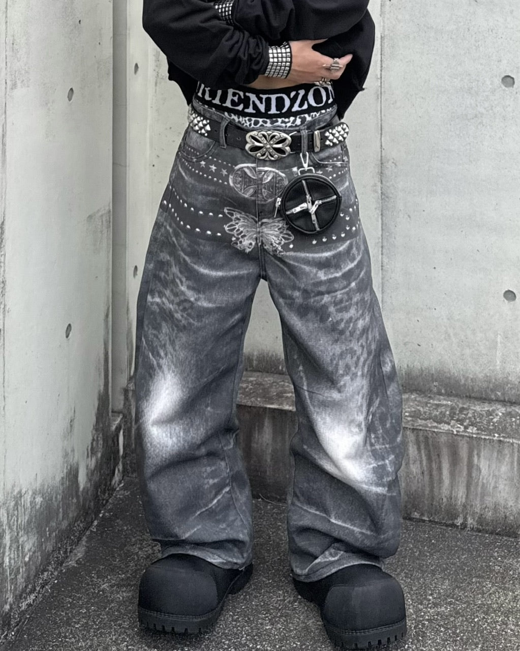 国際配送【Never mind the XU】belt print wide curved denim Pants