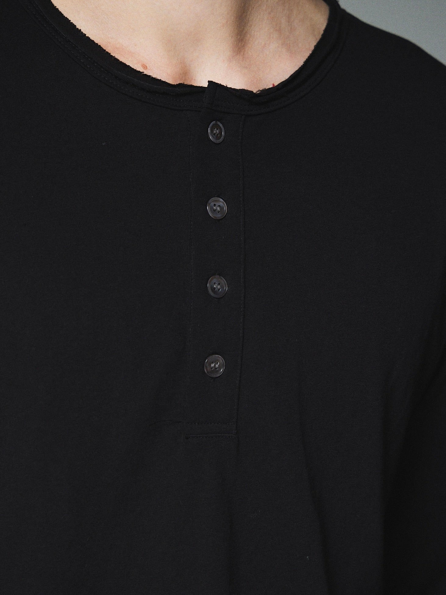7/10 20:00 発売【CS】cut off henley neck tee