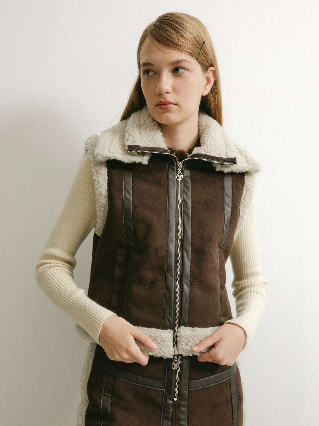 【YUSE】DETACHABLE COLLAR SHEARING SUEDE VEST