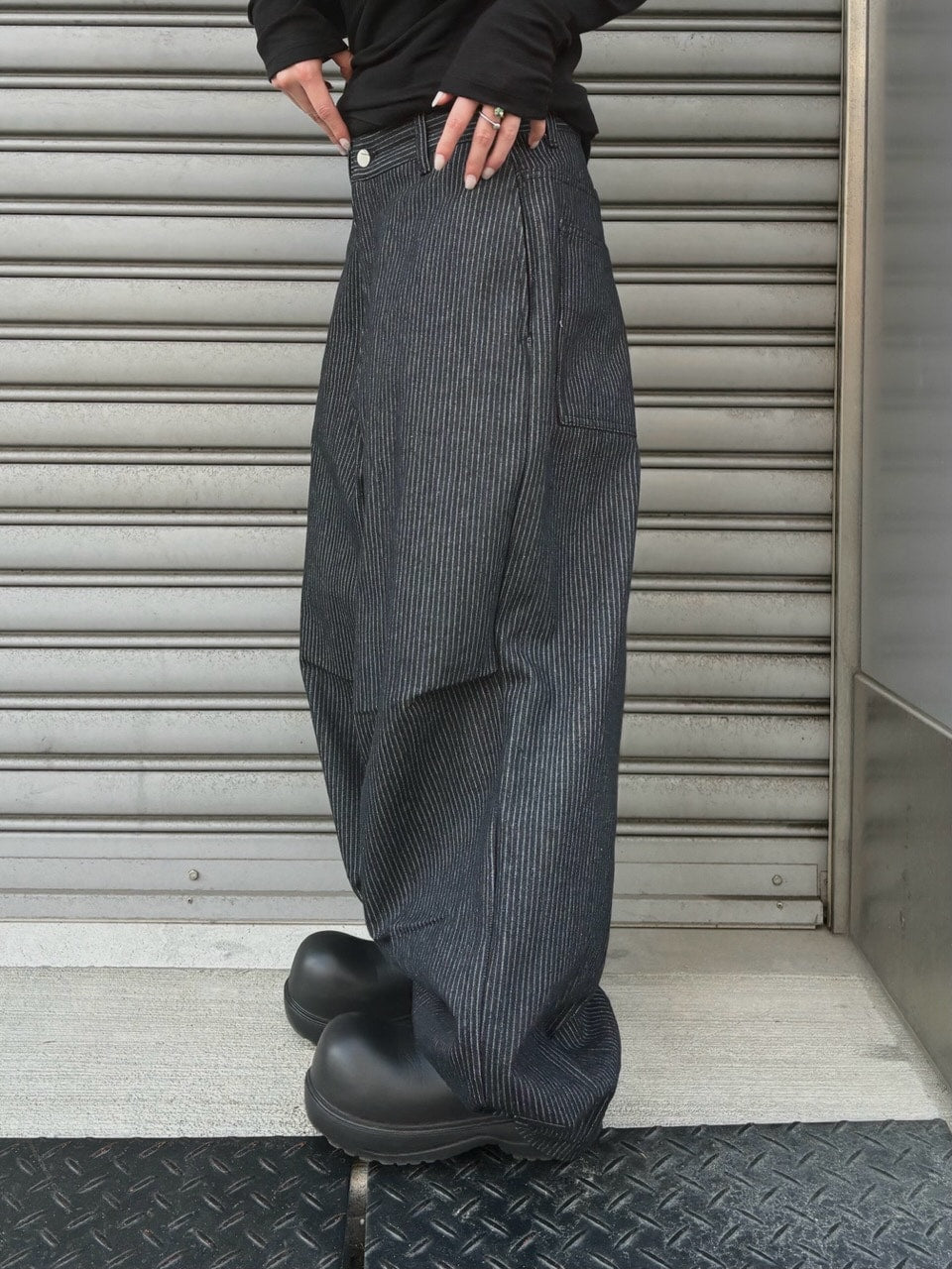 受注制【Chikashitsu +】snap button hickory stripe pants / 【チカシツプラス】スナップボタンヒッコリーストライプデニムパンツ