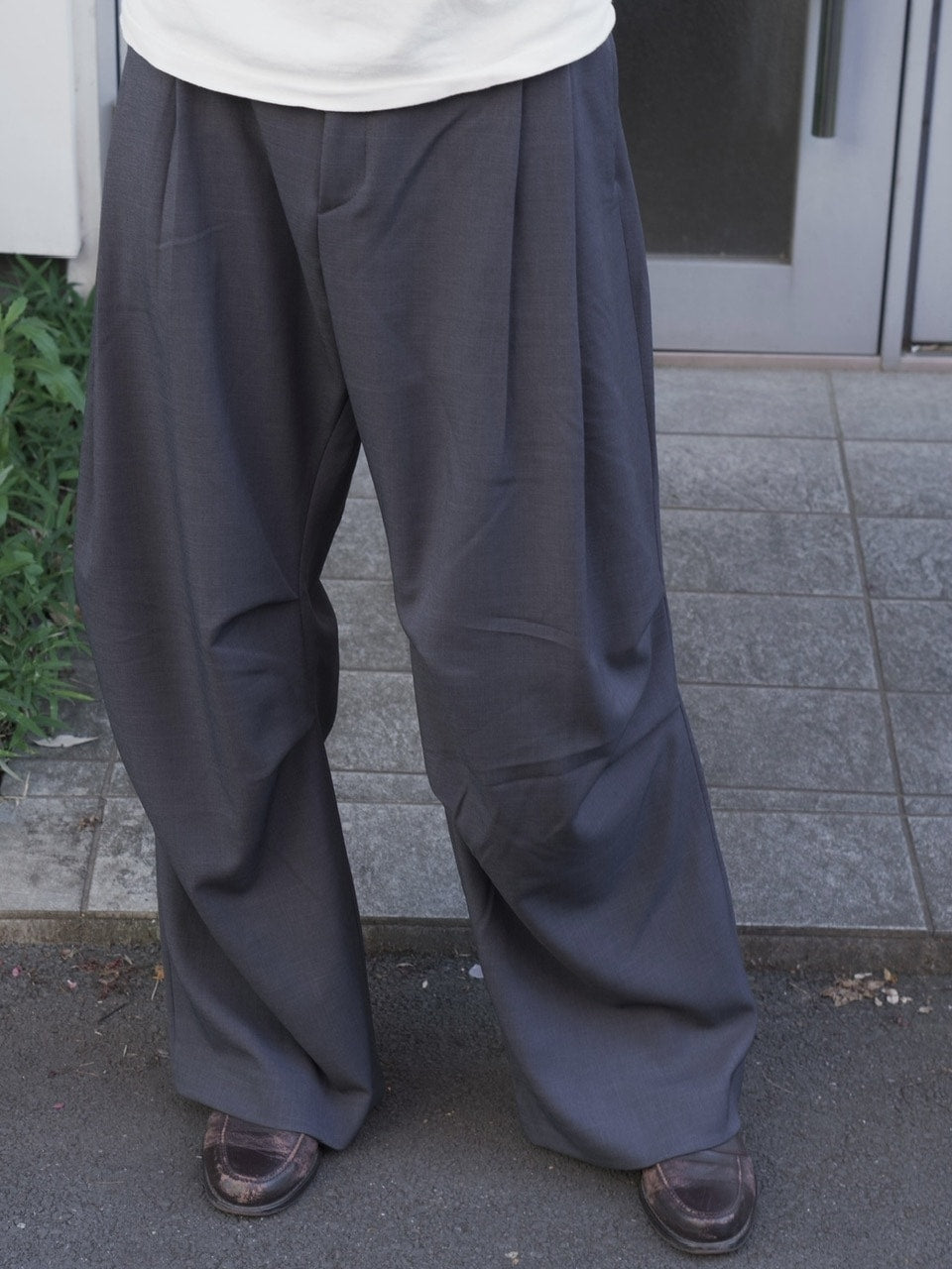 東京店WEB限定【Chikashitsu +】full length knee tuck slacks (2color