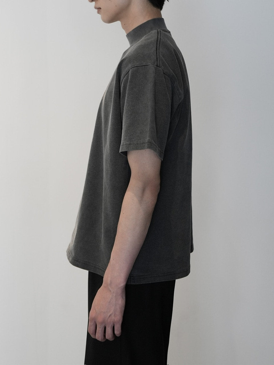 【CS】Shoulder zip mockneck tee (pigment black) / 【シーエス】ショルダージップモックネック半袖Tシャツ
