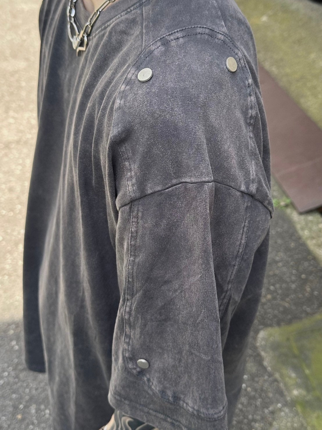 【Chikashitsu +】oversized pigment rivet t-shirt (2color)
