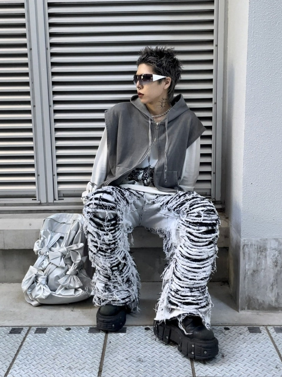 受注制【Never mind the XU】pigment sleeveless zip up hoodie (2color)