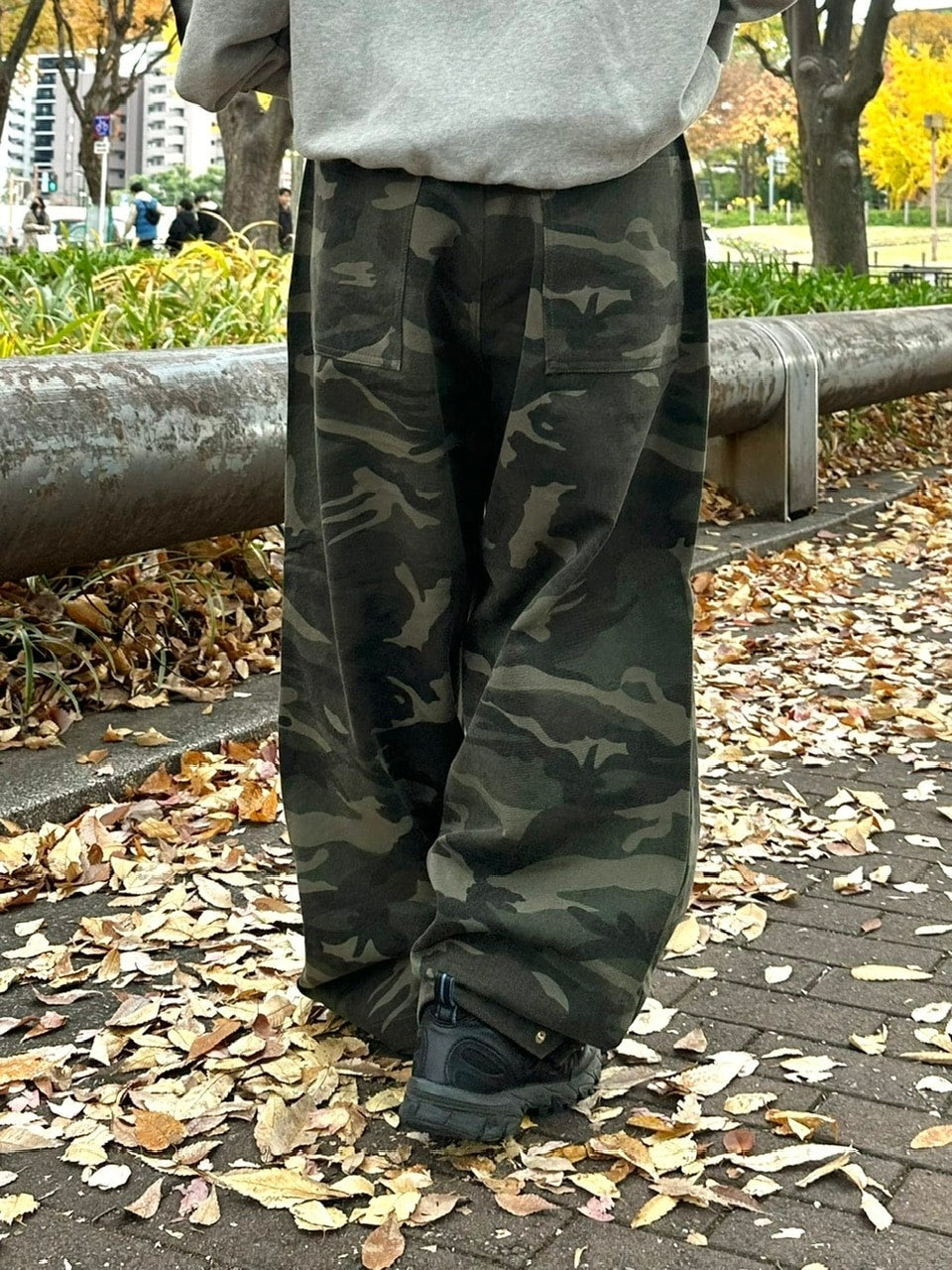 受注制【Chikashitsu +】snap button camouflage pants (2color) / 【チカシツプラス】スナップボタンカモフラージュワイドデニムパンツ