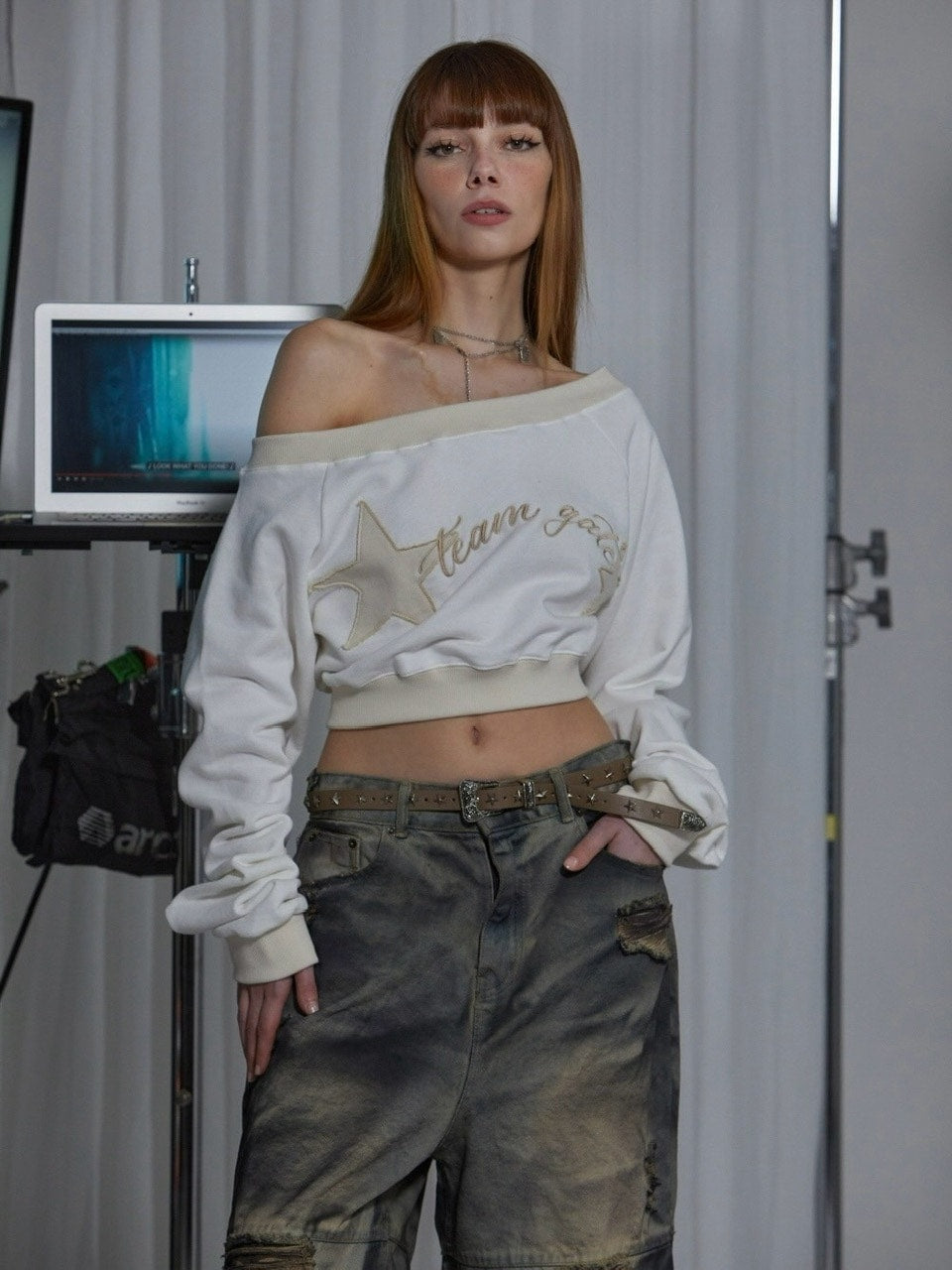 【GATELESS】OFF SHOULDER CROPPED SWEAT SHIRT