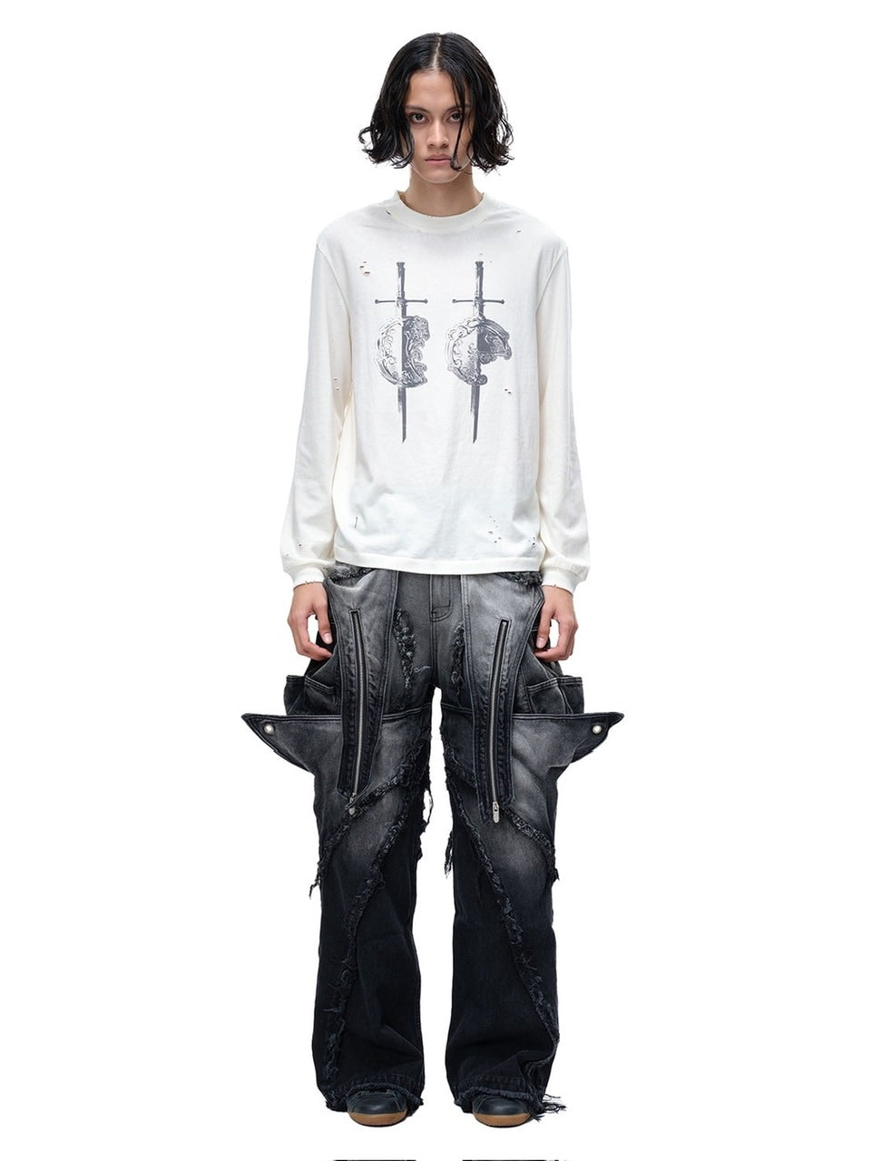 【The Boy Has No Patience】LUMINOUS DAWN SWORD & SHIELD TEE / 【ザボーイハズノーペーシェンス】ソードデザイングラフィックロゴダメージ長袖Tシャツ