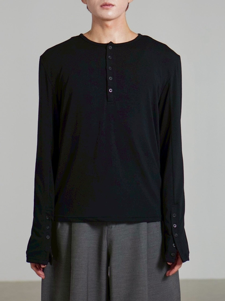 受注制【Chikashitsu +】sleeve button henry neck long sleeve tee / 【チカシツプラス】スリーブボタンヘンリーネック長袖Tシャツ (3color)