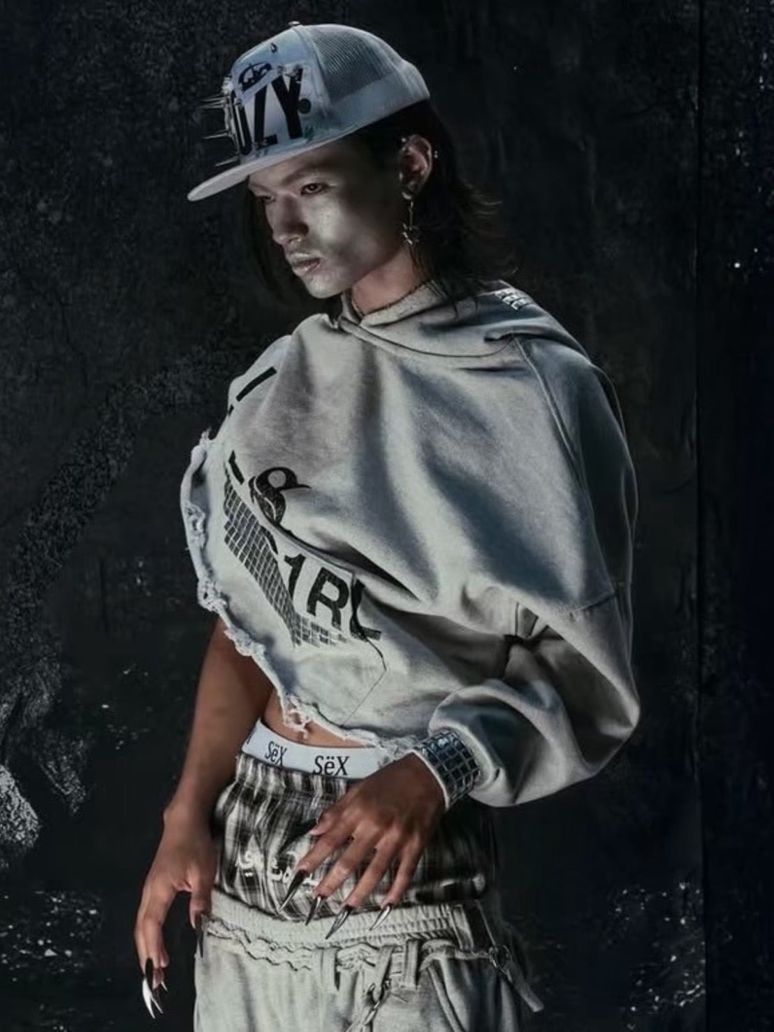 【Cozy world Wide】"TECH G1RL" STUDDED HOODIE / 【コージーワールドワイド】ロゴグラフィックスタッズフードパーカー