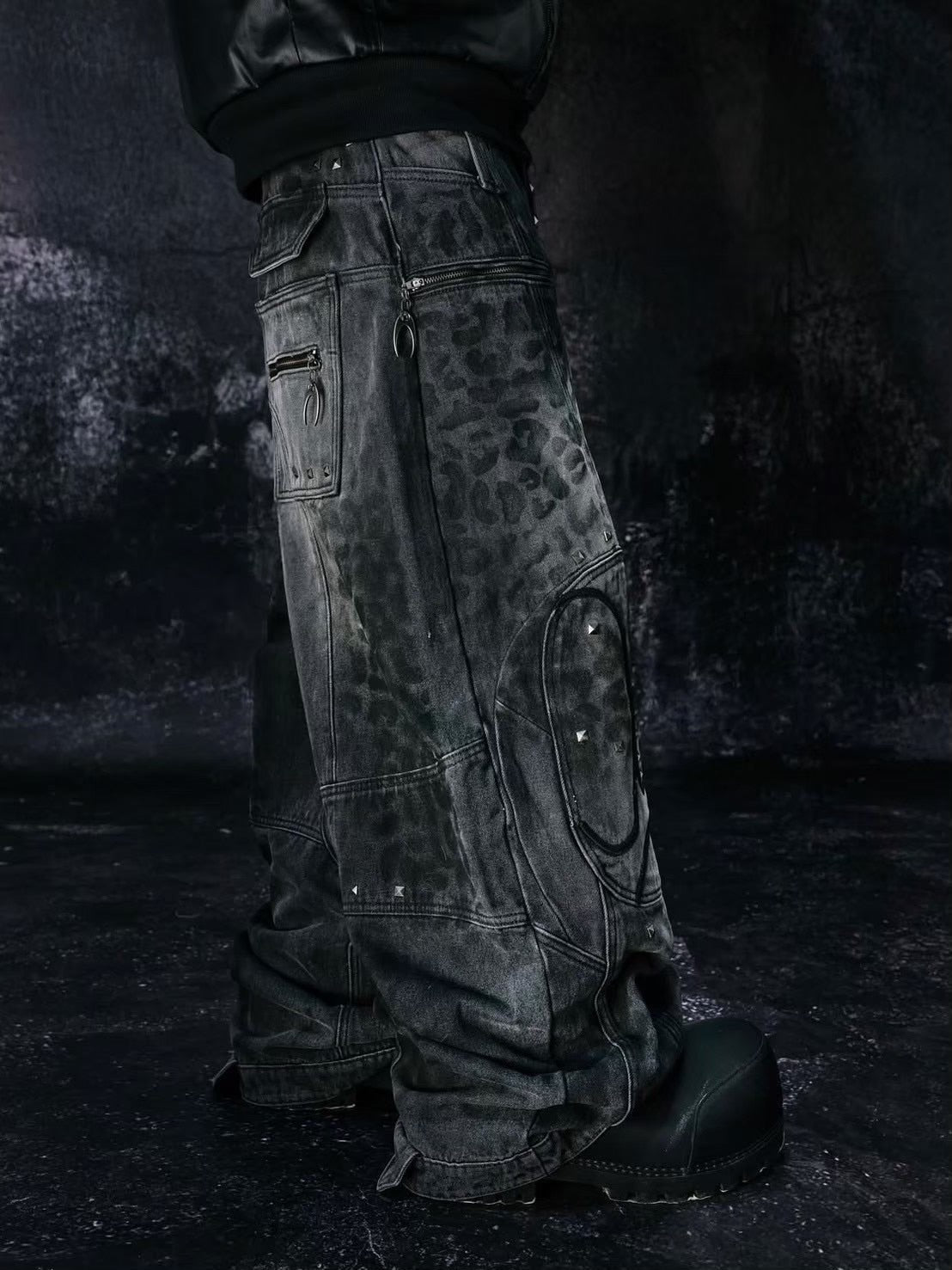 【Cozy world Wide】"25 LEOPARD" WAXED GREY BAGGY JEANS / 【コージーワールドワイド】スタッズレオパードバギーデニムパンツ