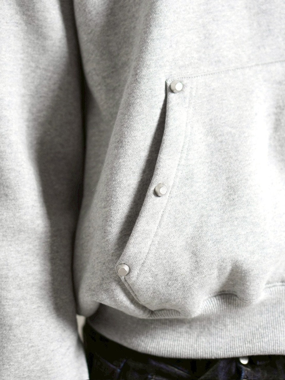 受注制【Chikashitsu +】cropped studs fur zip hoodie / 【チカシツプラス】クロップドスタッズファージップフーディー (2color)