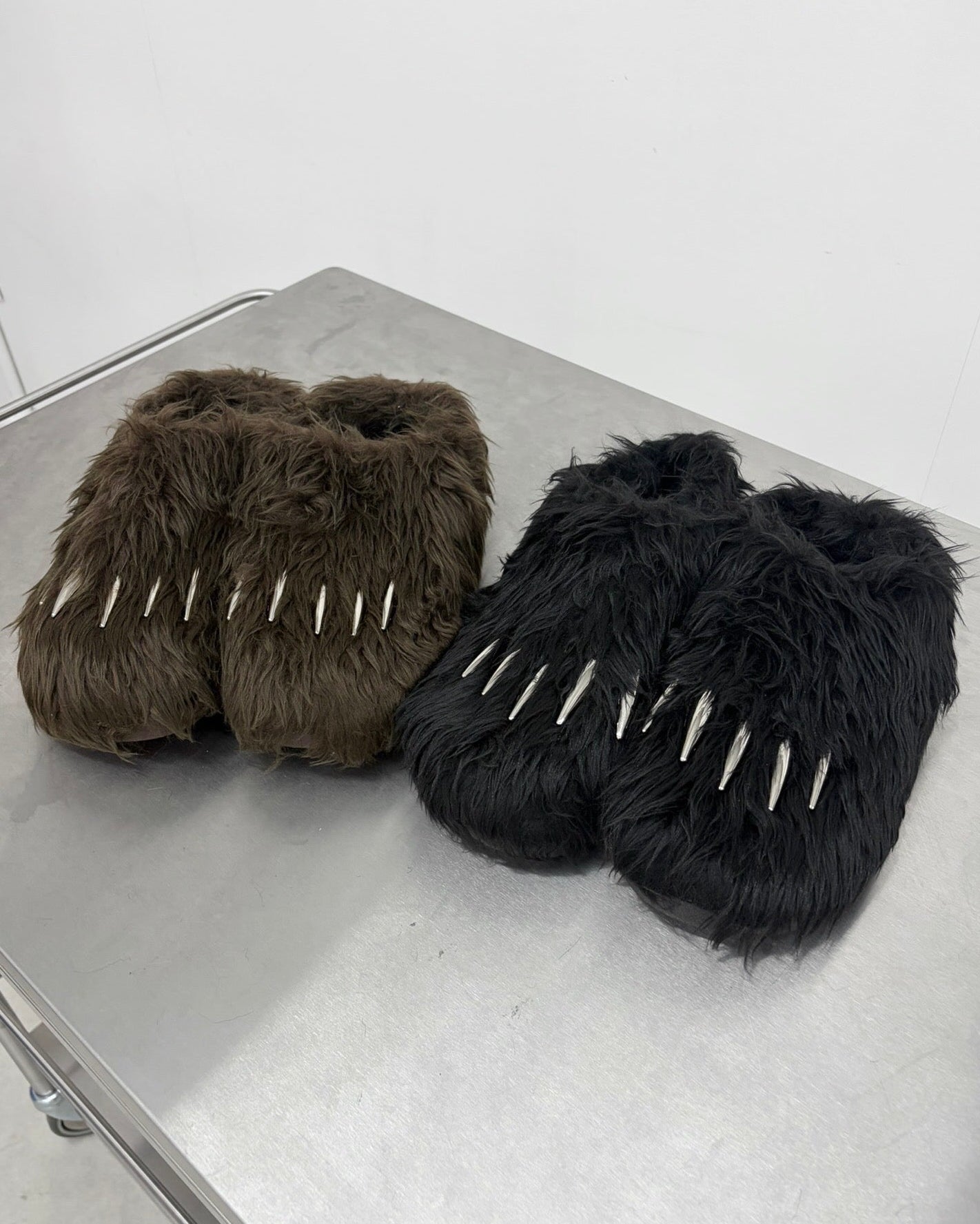 9/18 20:00 発売
国際配送【Nerd out XU】Kumasan Fur Slippers