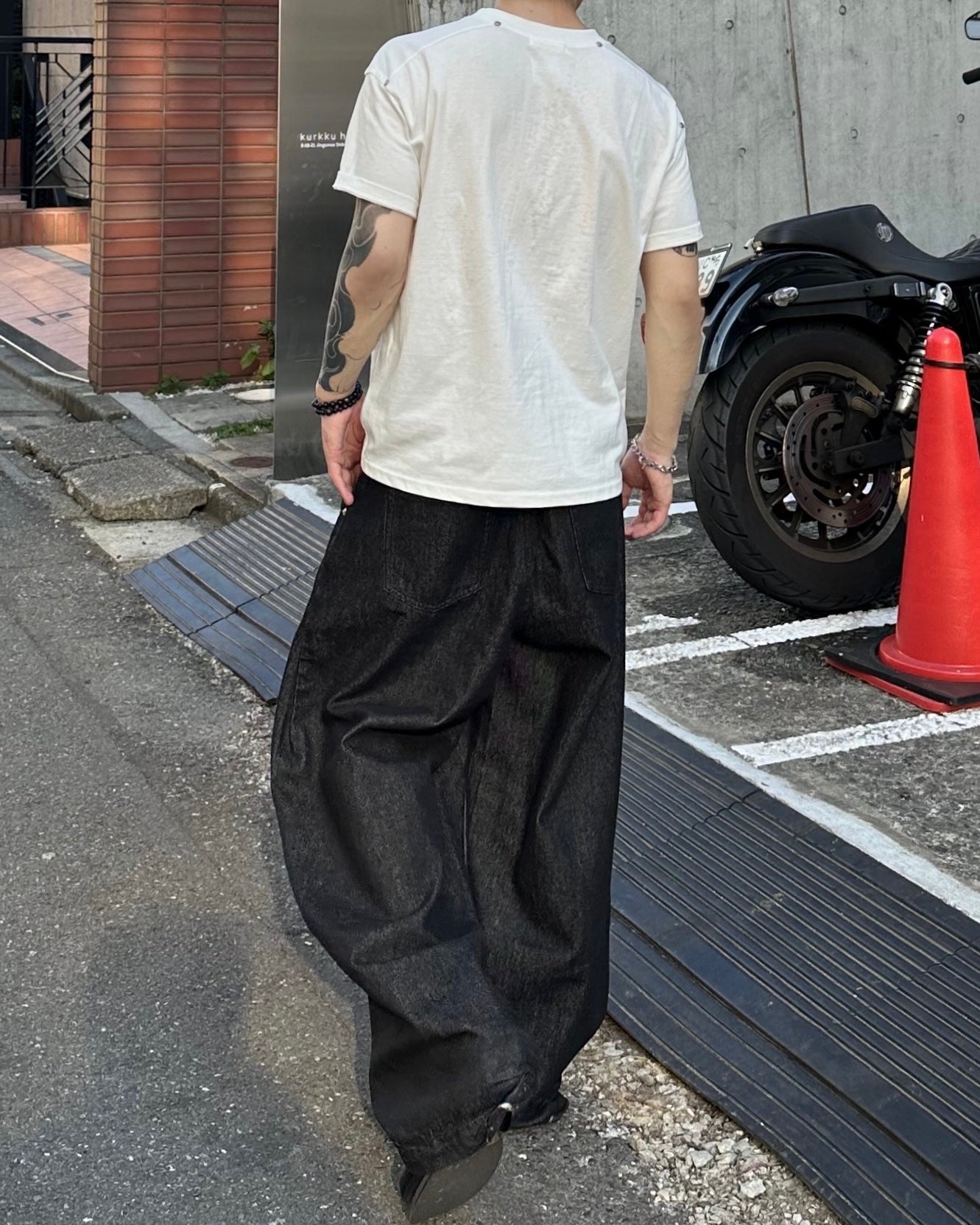 大阪店WEB限定受注制【Chikashitsu +】shoulder rivet t-shirt (3color)