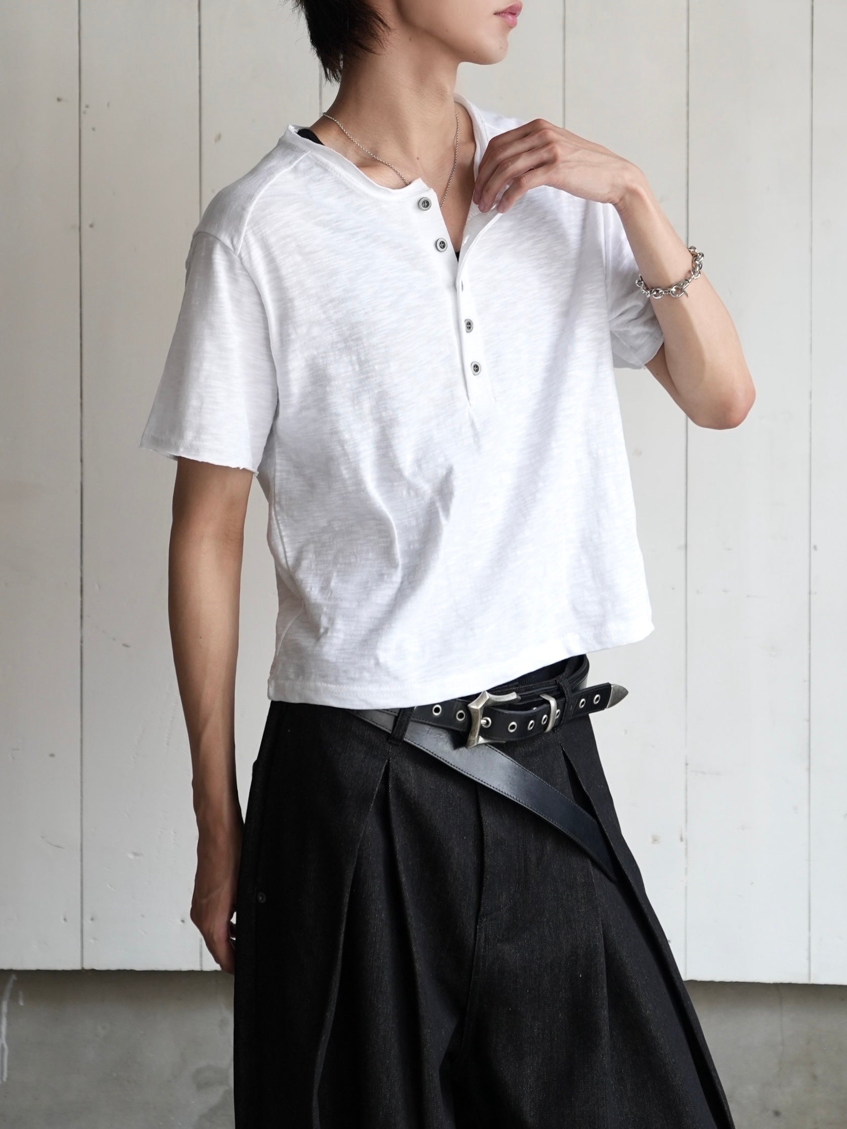 【CHIKASHITSU PLUS HIGH】Steel button short sleeve henley tee (2color)