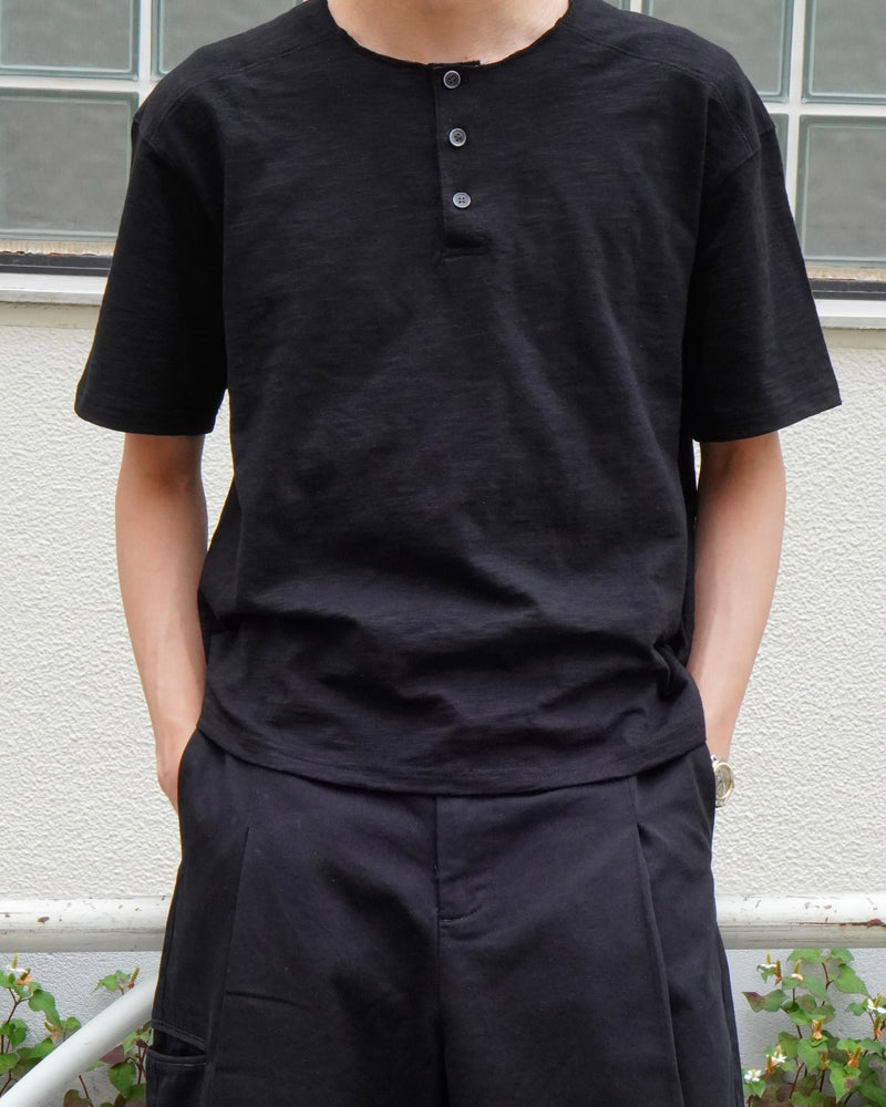 東京店WEB限定受注制【Chikashitsu +】cropped henley neck tee (3color)