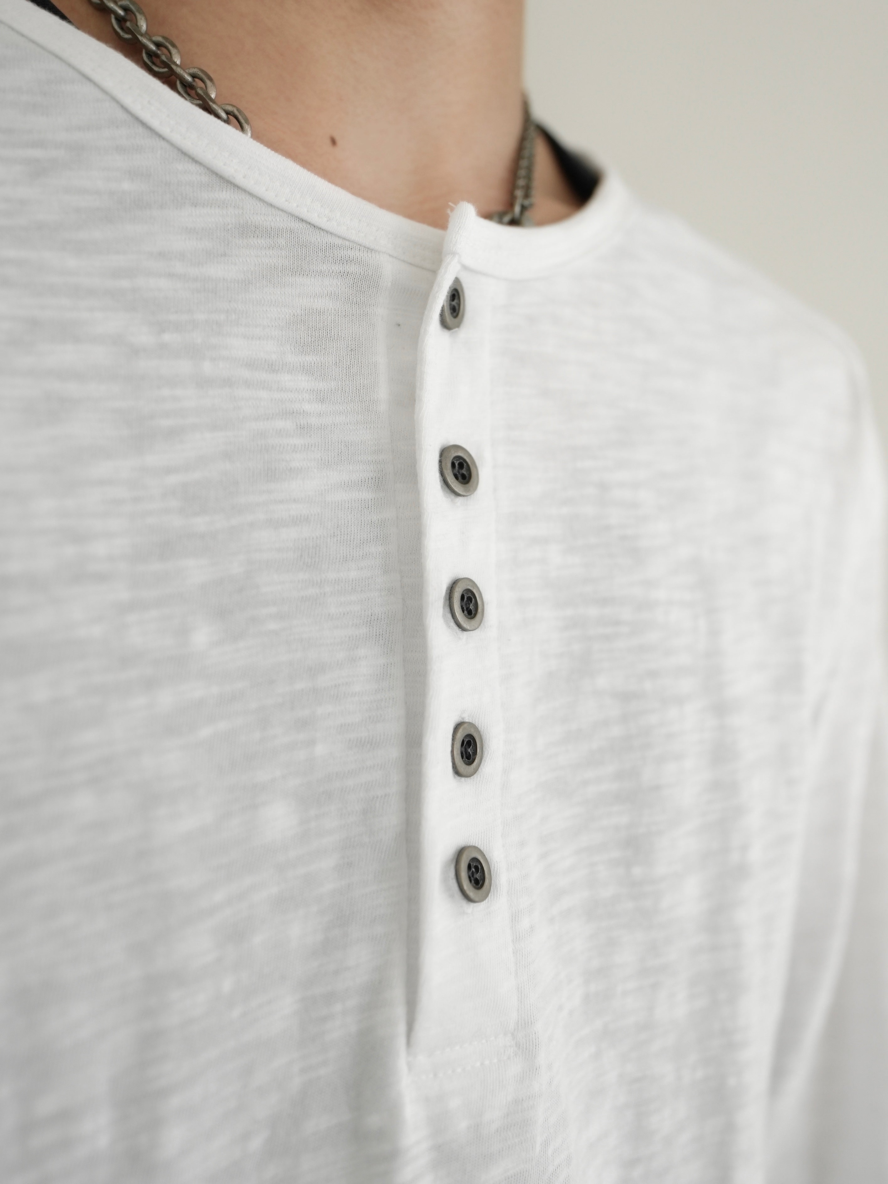5/23 20:00発売【CHIKASHITSU PLUS HIGH】Steel button henley neck tee (2color)