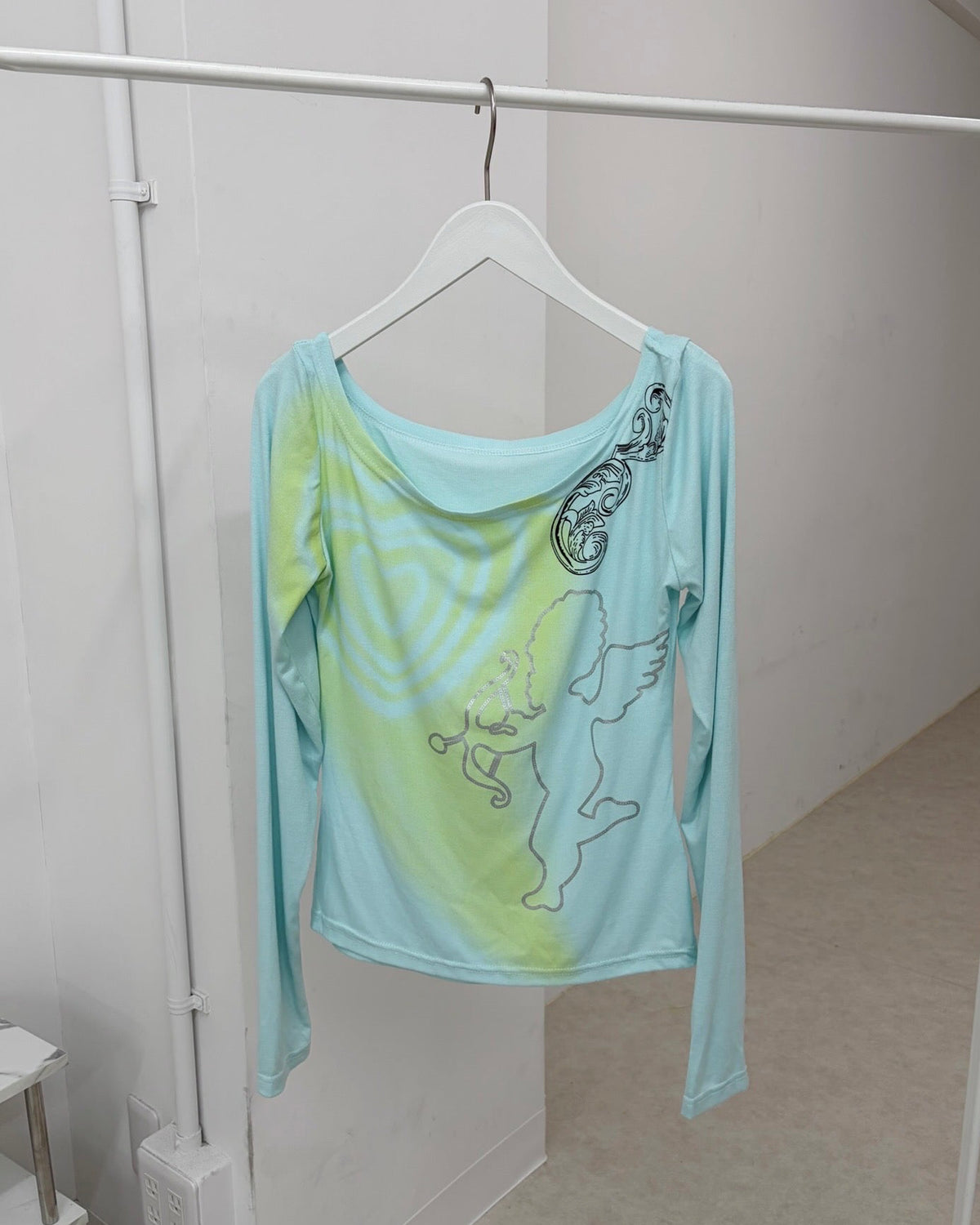 9/18 20:00 発売
国際配送【Nerd out XU】Off Shoulder Angel Print Long Sleeve Tee