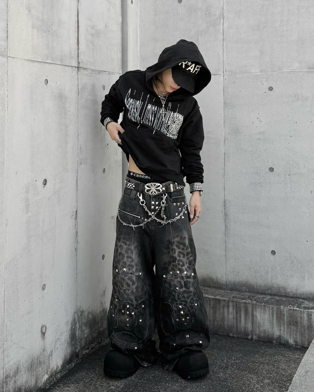 国際配送【Never mind the XU】studded skull hoodie