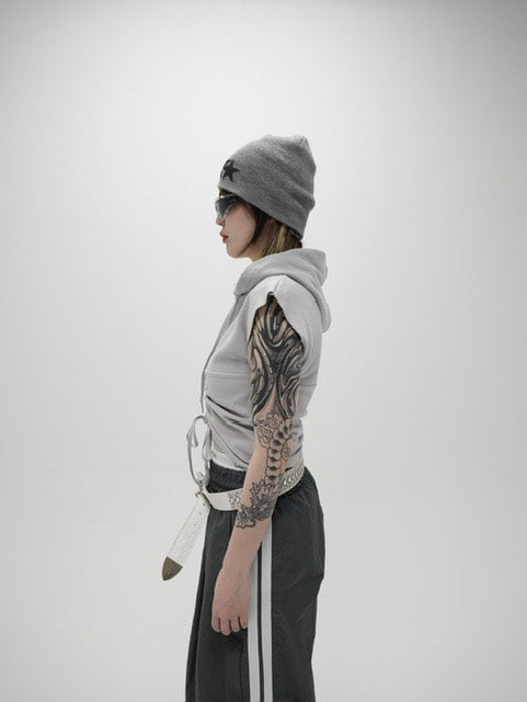 受注制【Never mind the XU】shirring cropped hoodie (2color)