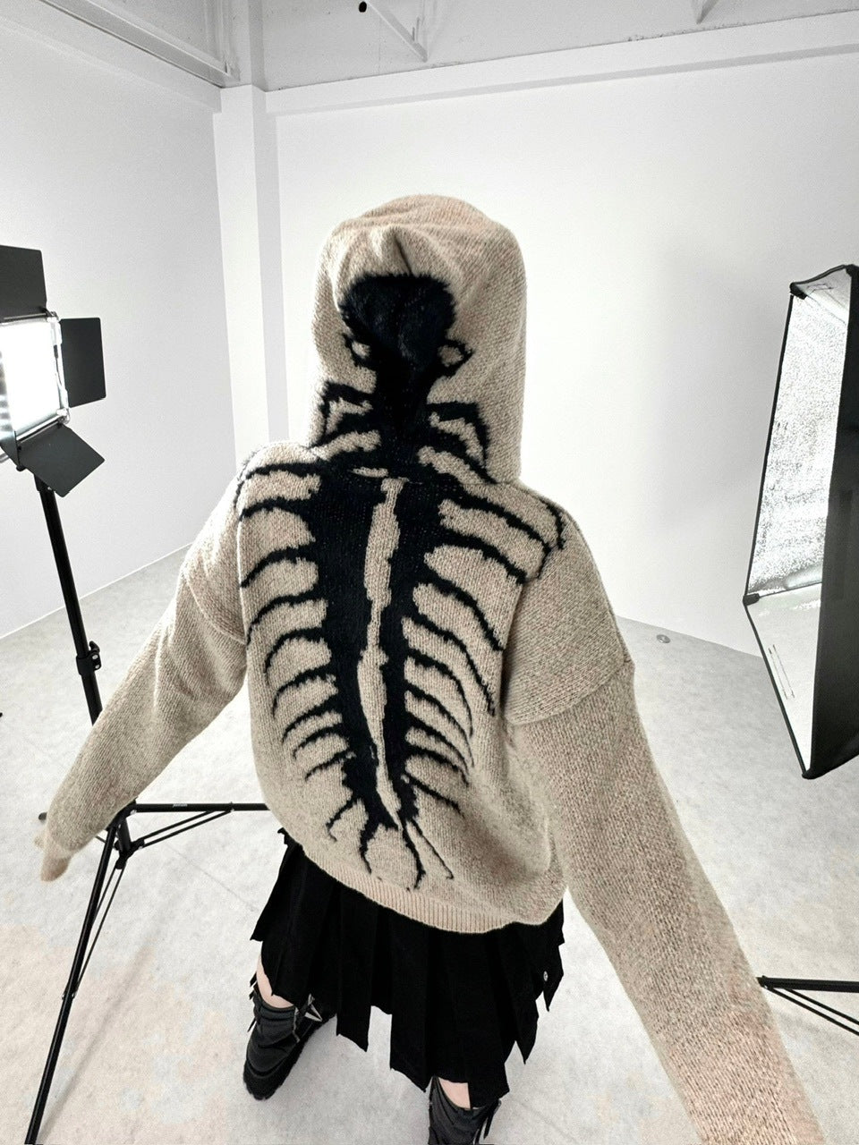 国際配送【Never mind the XU】bone hooded sweater (2color)