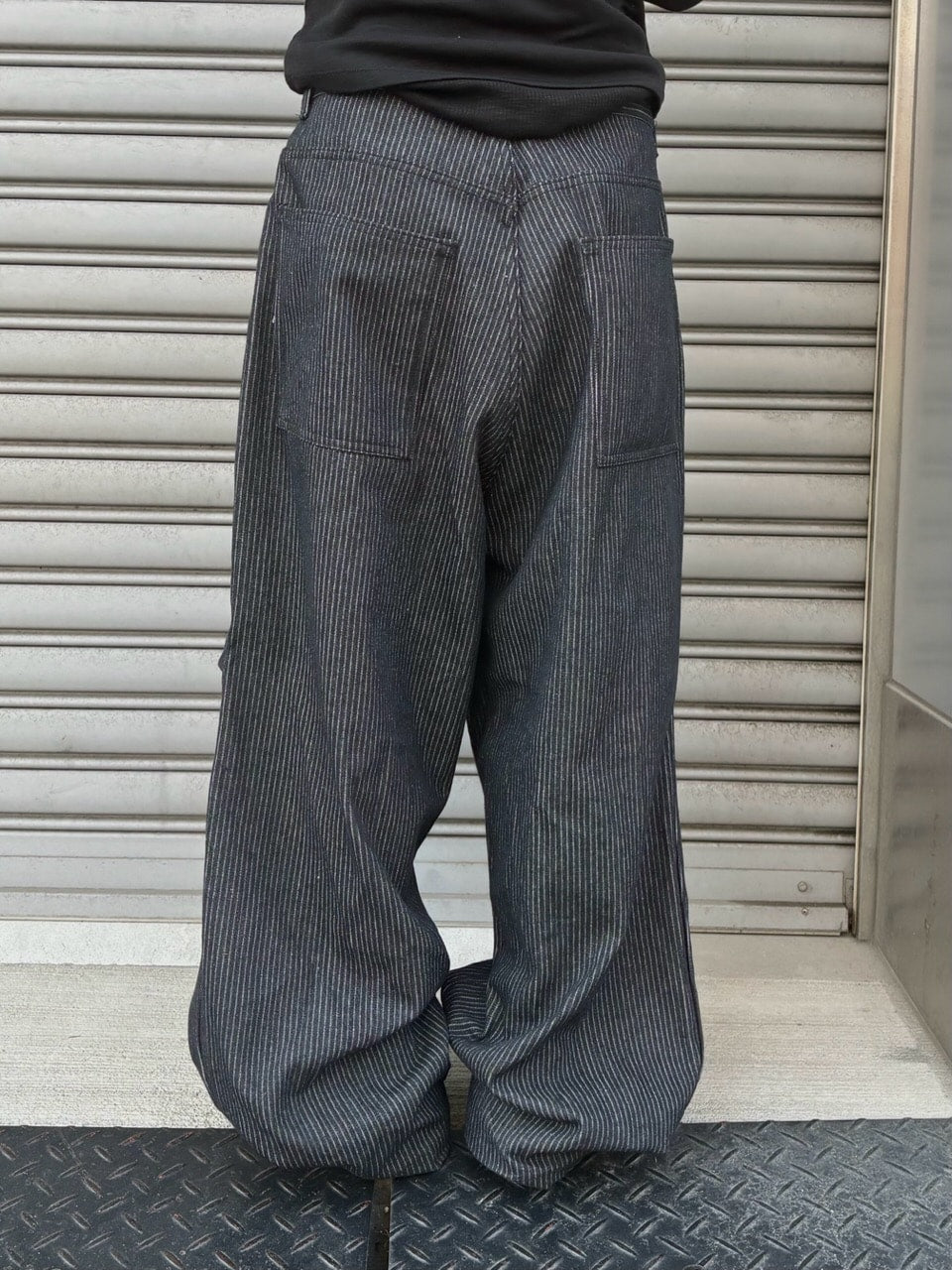 受注制【Chikashitsu +】snap button hickory stripe pants / 【チカシツプラス】スナップボタンヒッコリーストライプデニムパンツ