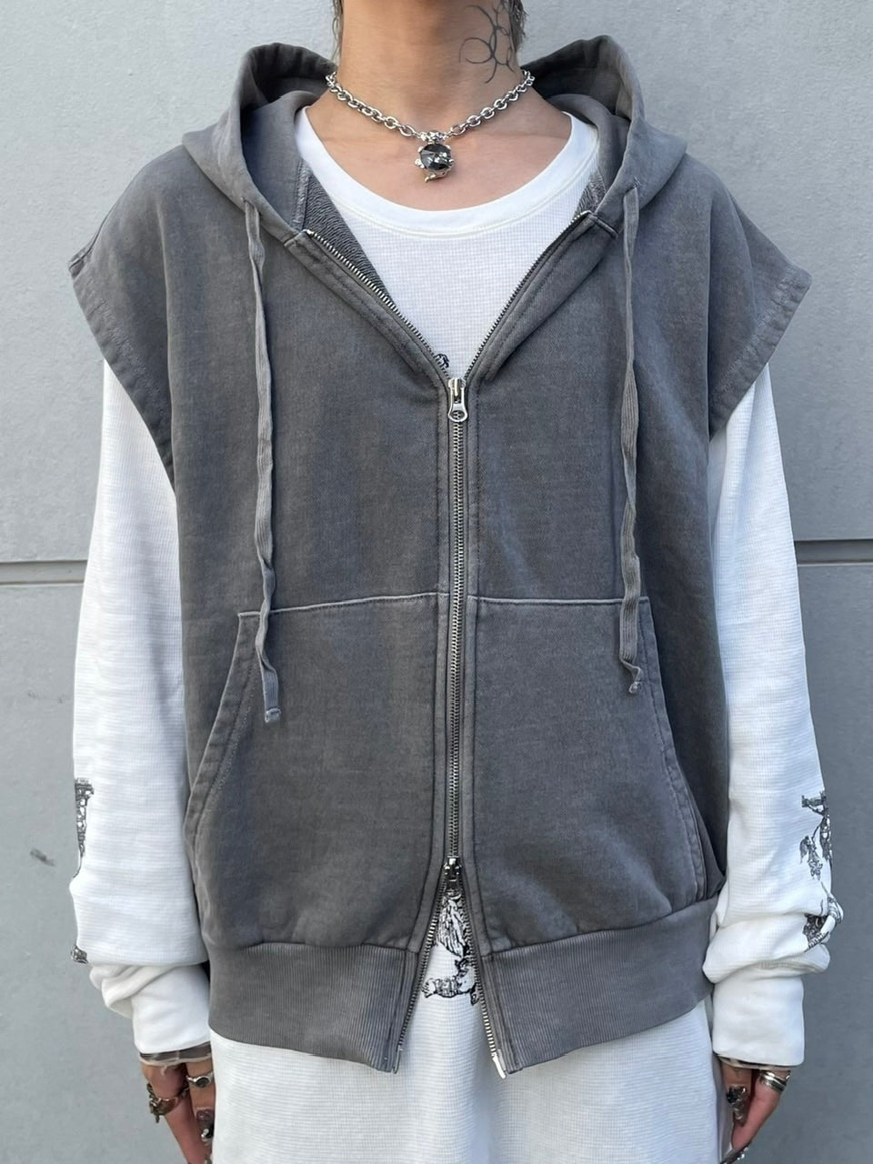 受注制【Never mind the XU】pigment sleeveless zip up hoodie (2color)