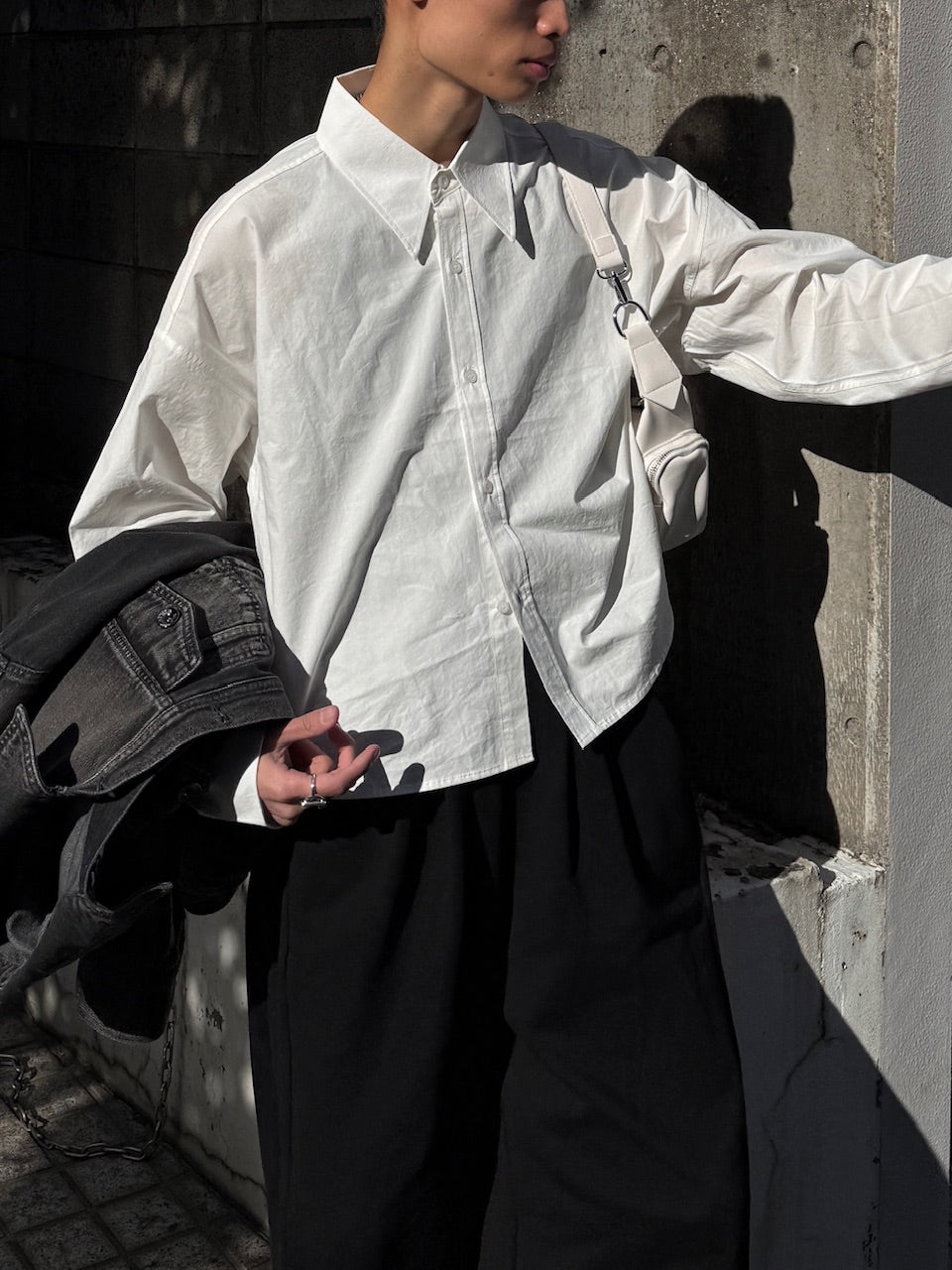 東京店WEB限定受注制【Chikashitsu +】Loose fit cropped shirt (2color)