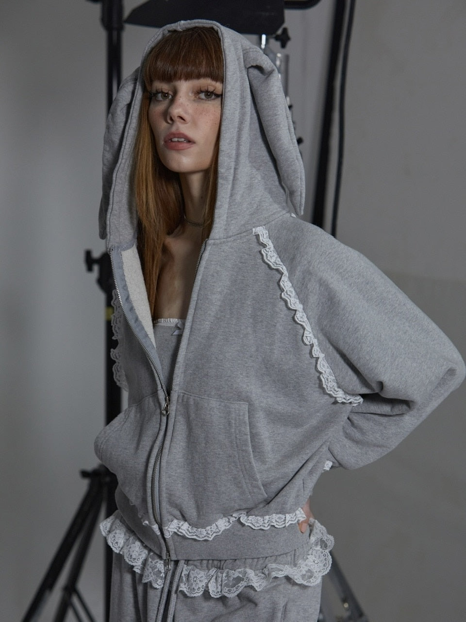 【GATELESS】RABBIT FRILL ZIP-UP HOODIE