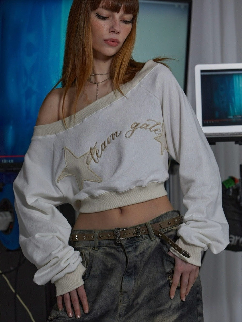 【GATELESS】OFF SHOULDER CROPPED SWEAT SHIRT