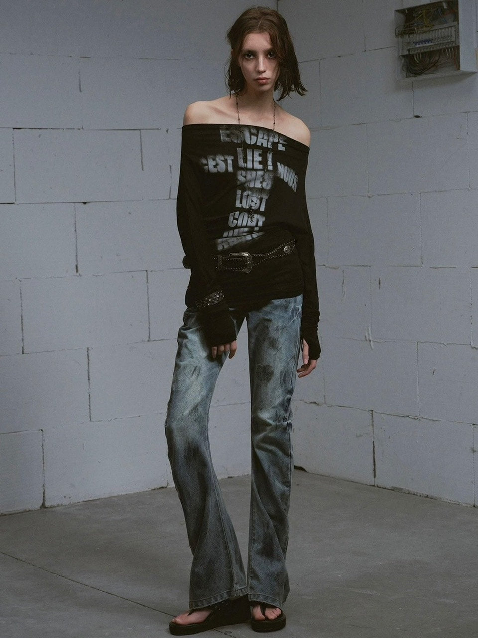 【Cest Nous】Doodle-printed batwing sleeve top / 【セヌー】オフショルダープリント長袖トップス