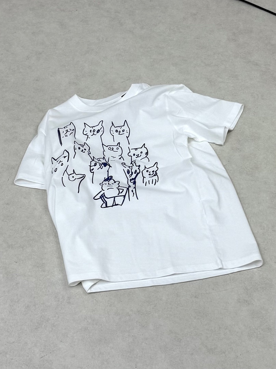 国際配送【Nerd out XU】lots of neko tee / 【ナードアウトエックスユー】キャットプリント半袖Tシャツ