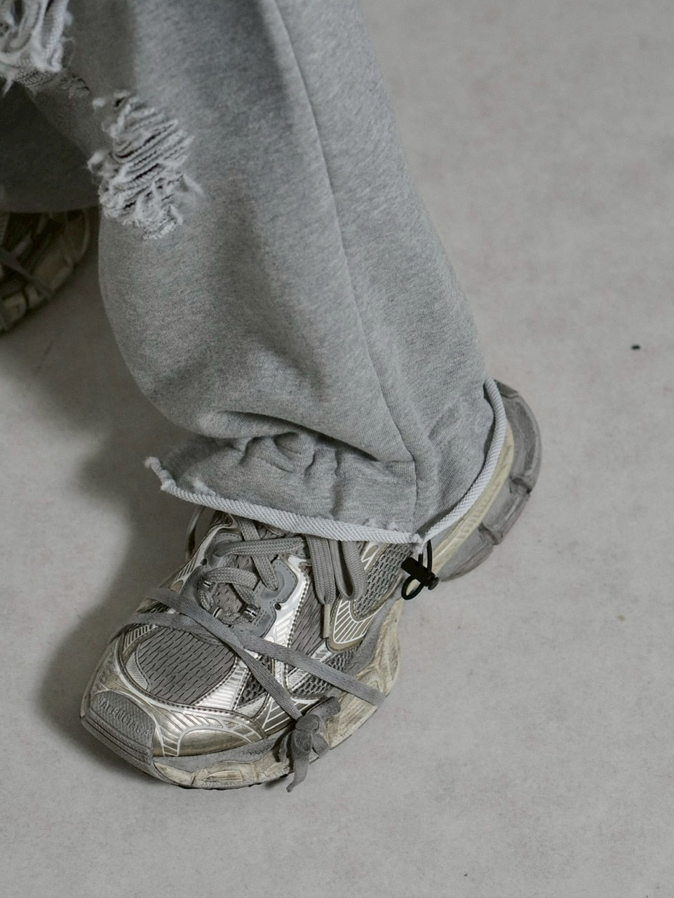 受注制【Chikashitsu +】oiled wash damage sweat pants / 【チカシツプラス】オイルドウォッシュダメージスウェットパンツ (2color)