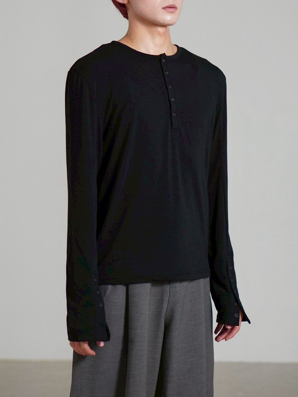 受注制【Chikashitsu +】sleeve button henry neck long sleeve tee / 【チカシツプラス】スリーブボタンヘンリーネック長袖Tシャツ (3color)