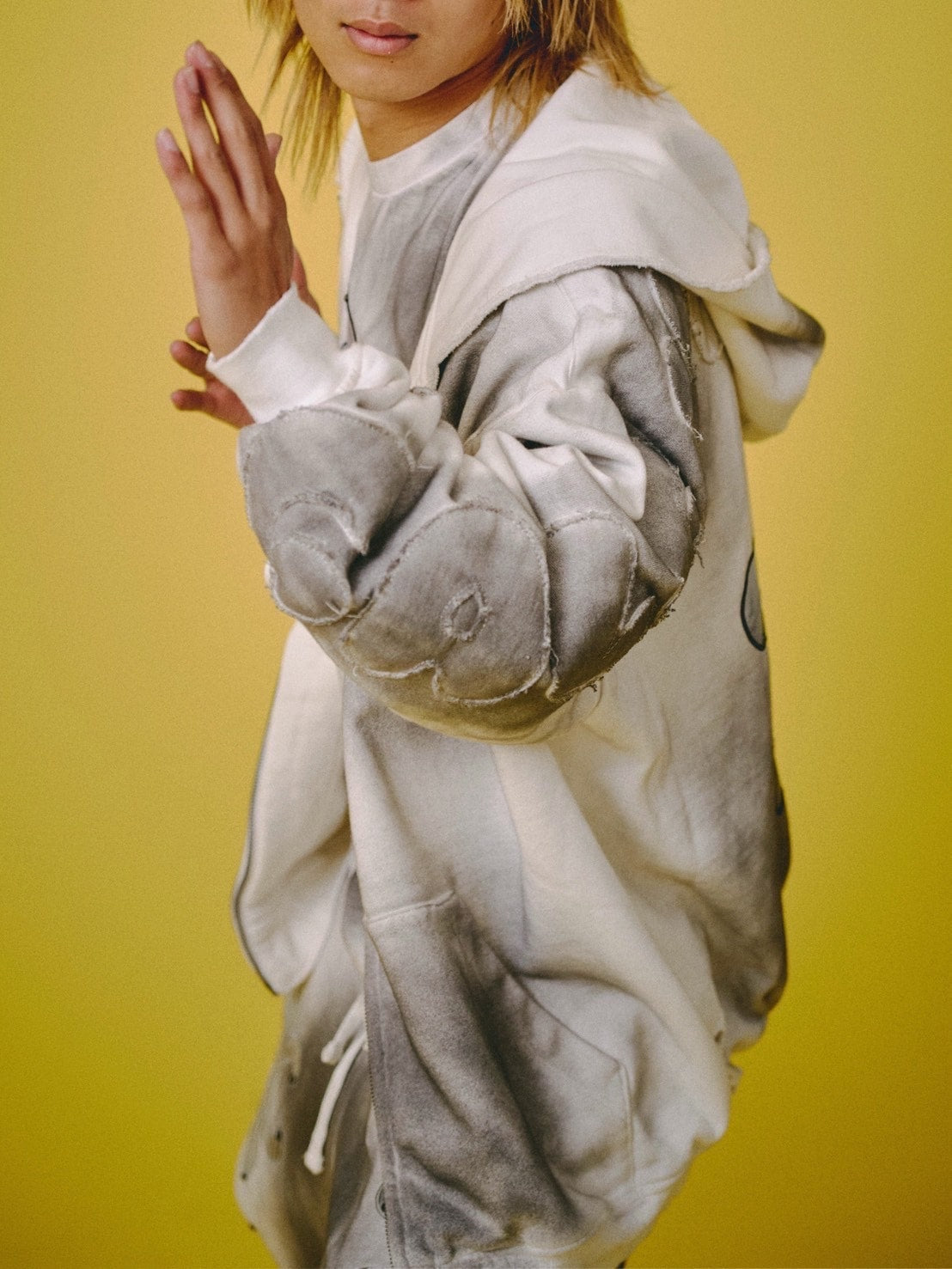 【GALFY】ぼろぼろロゴ百合の紋パーカー