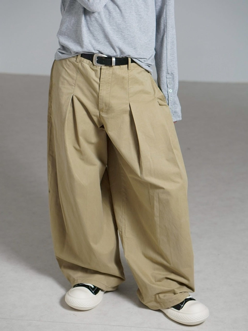 受注制【Chikashitsu +】pleats chino wide pants / 【チカシツプラス
