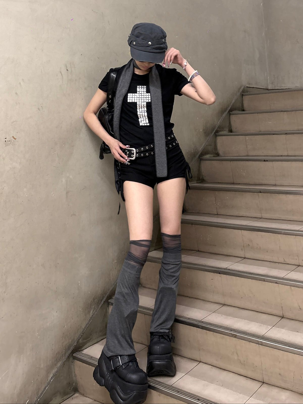 受注制【Never mind the XU】cross studs crop tee (2color)