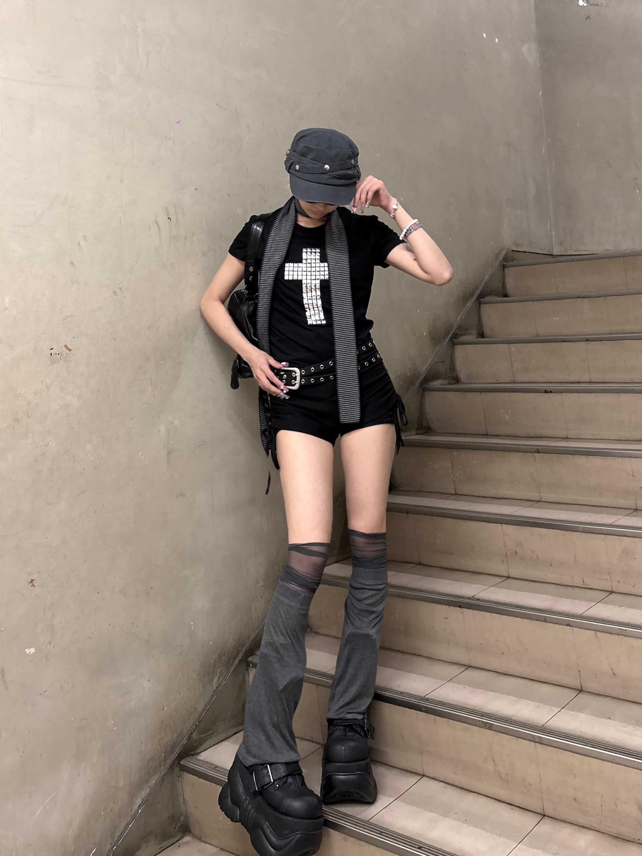 受注制【Never mind the XU】cross studs crop tee (2color)