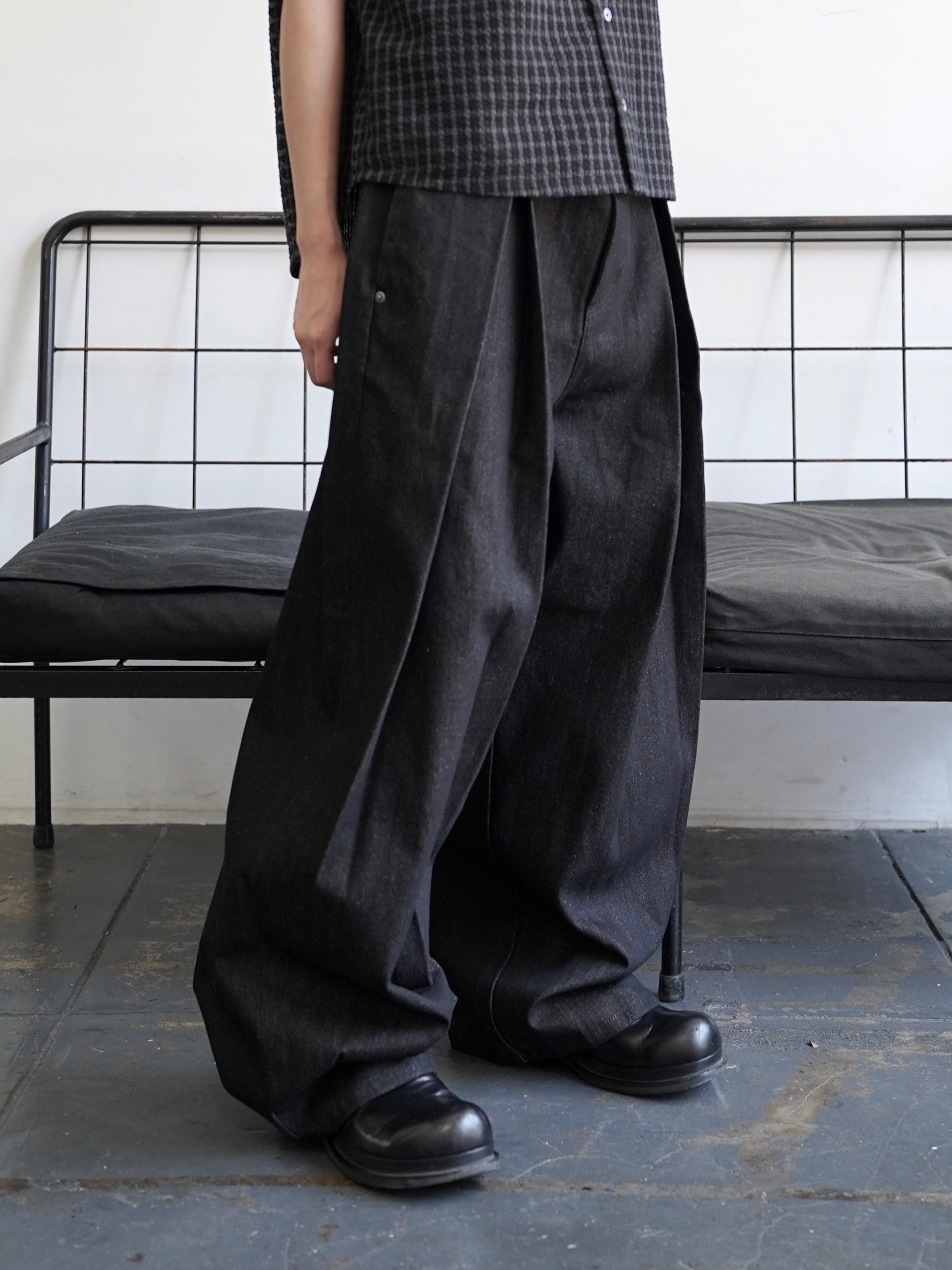 5/23 20:00発売【CHIKASHITSU PLUS HIGH】Deep tuck raw denim pants