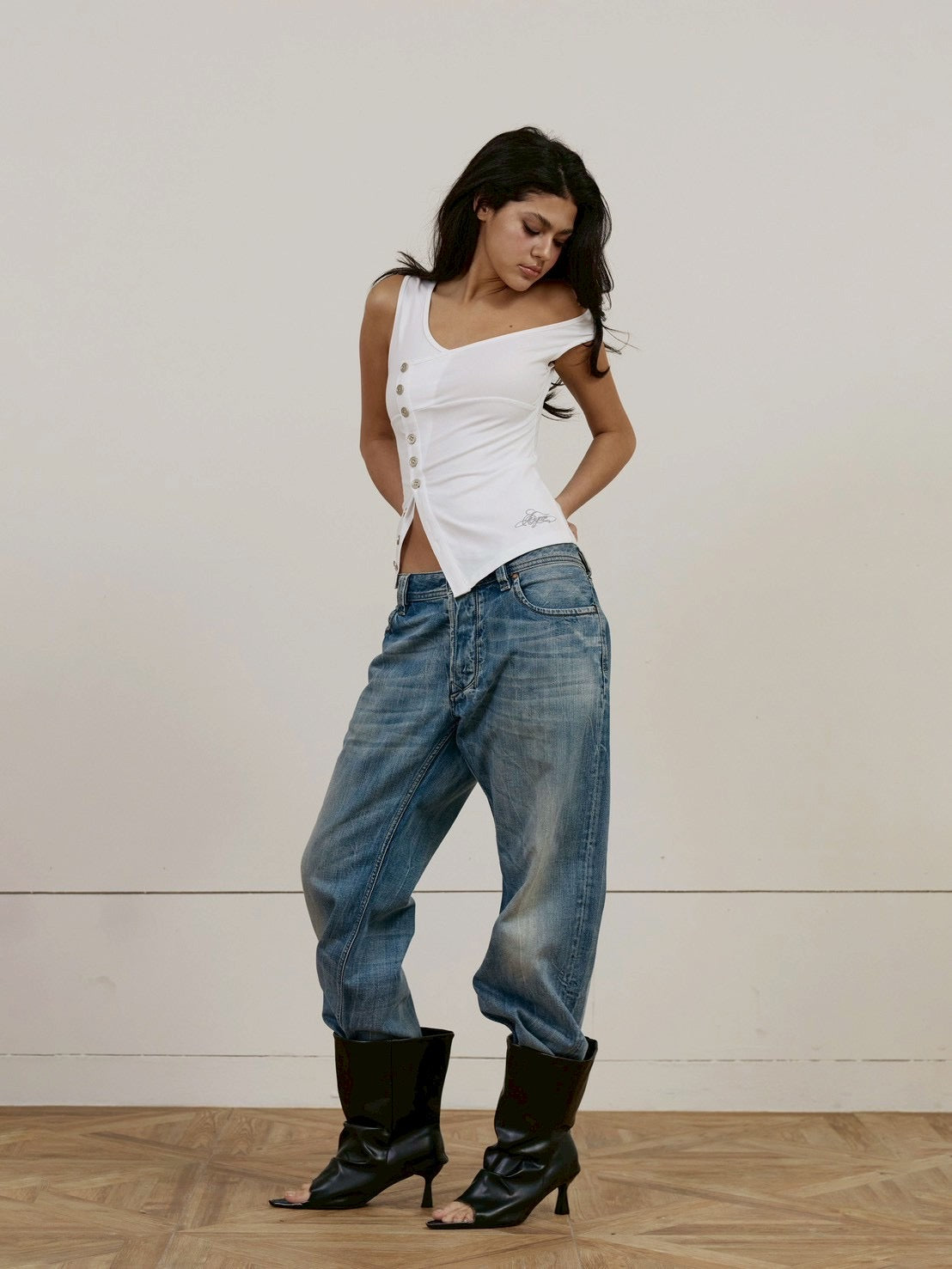 【EYEER】Script Logo Button One Shoulder Sleeveless