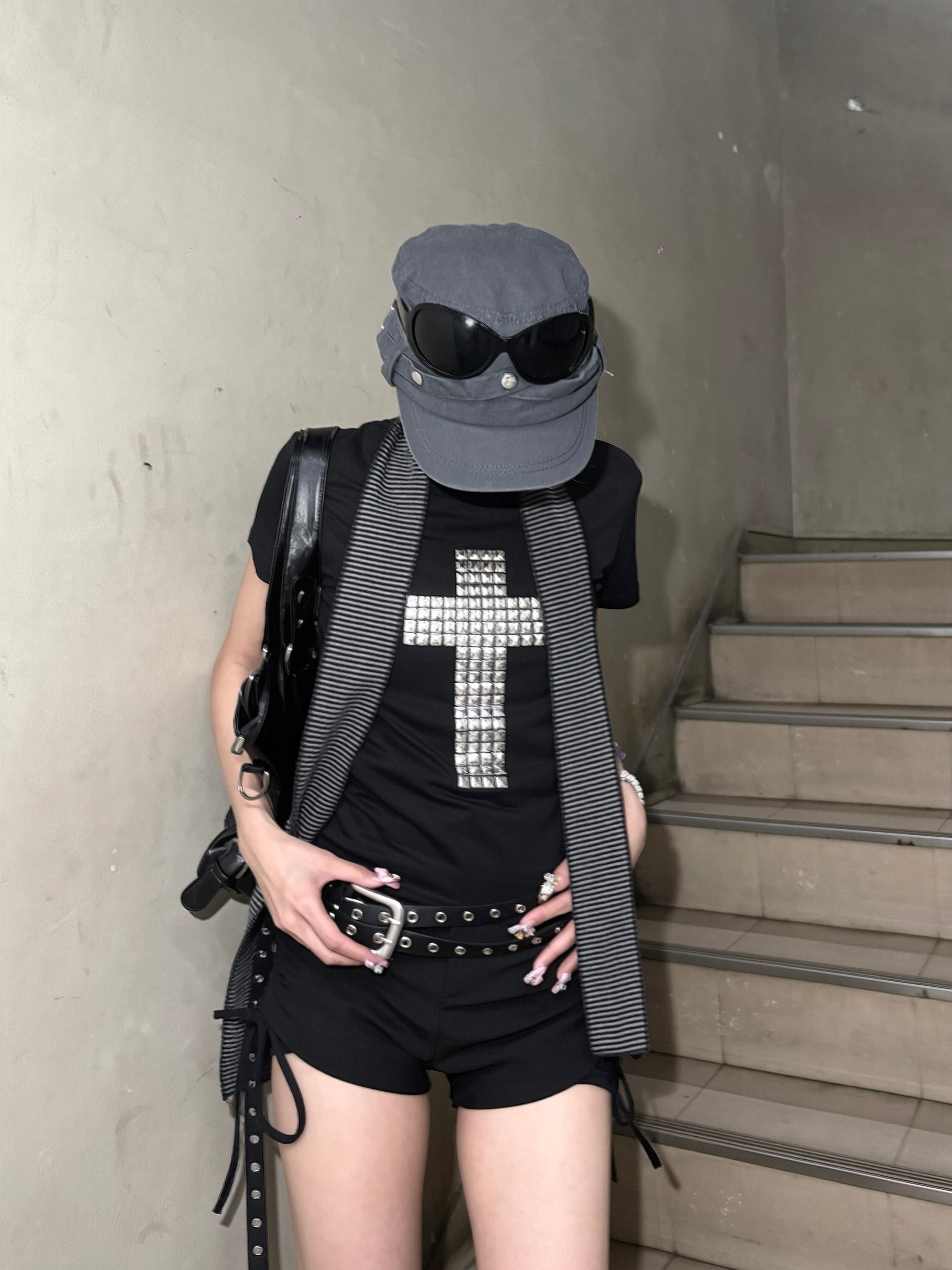 受注制【Never mind the XU】cross studs crop tee (2color)