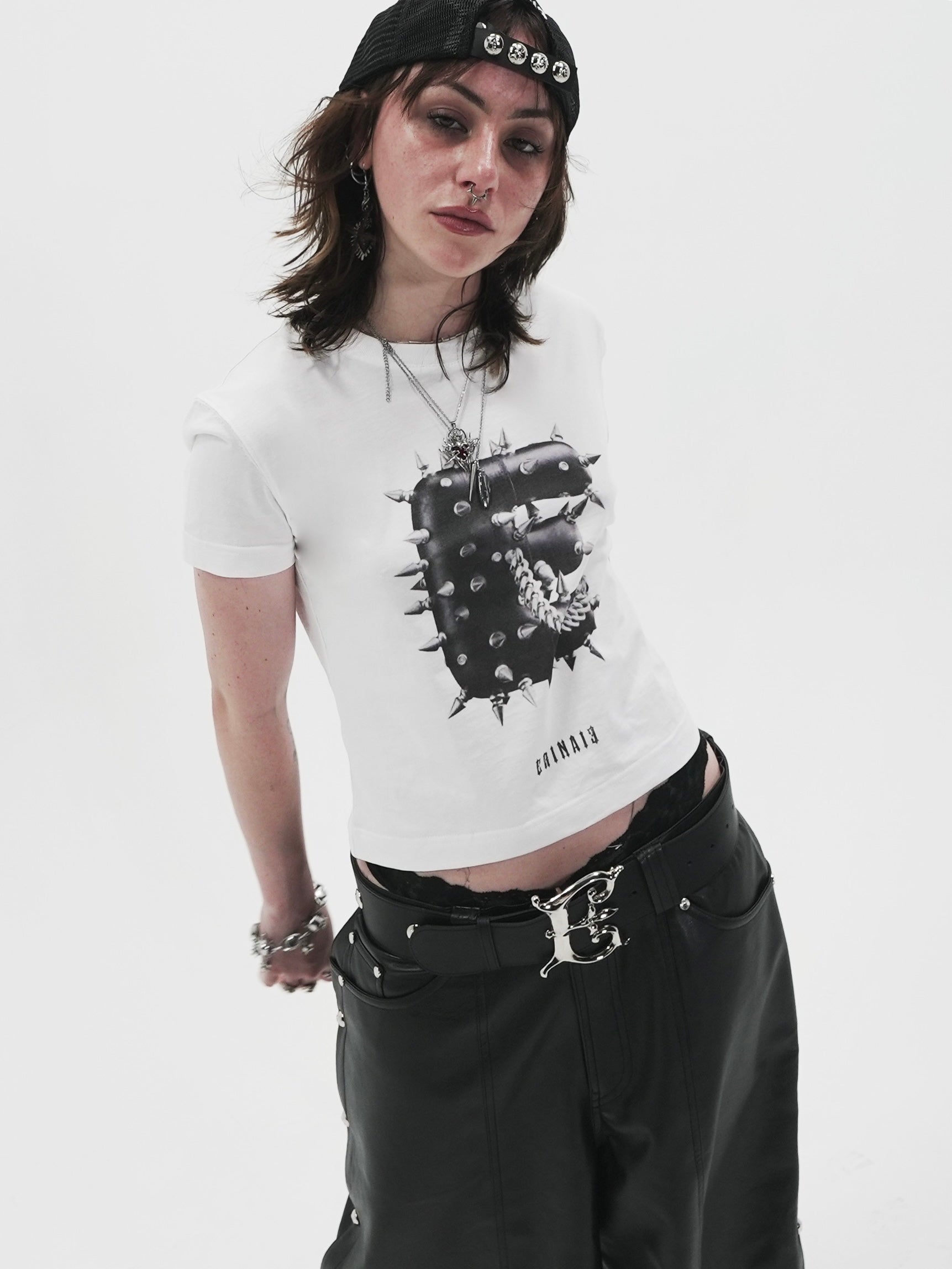 【E RIN AI E】STUD BOLD E CROP SHORT SLEEVE T
