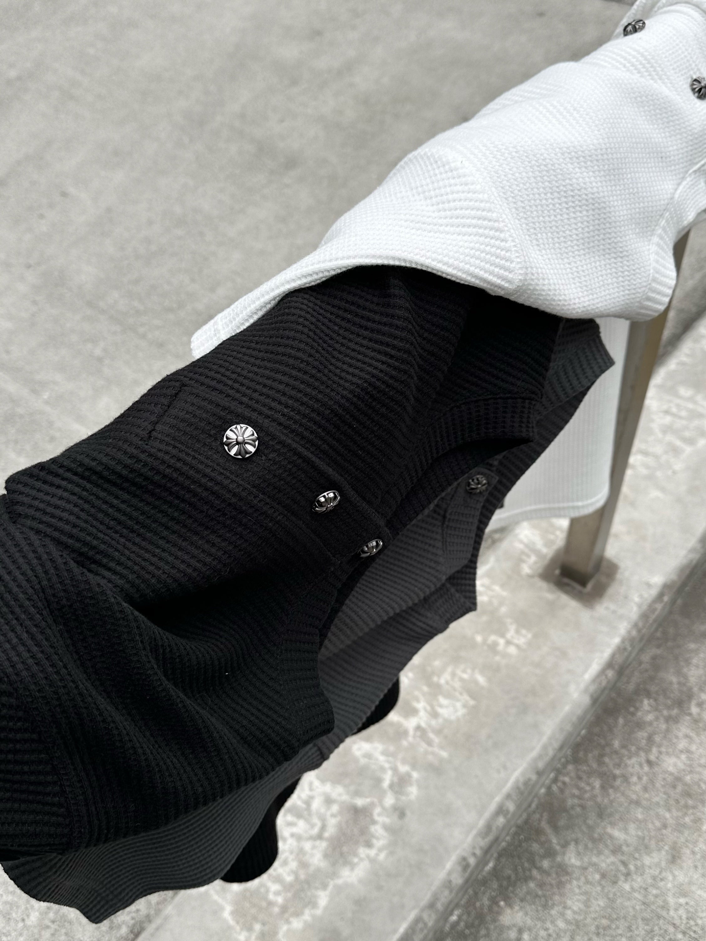 大阪店WEB限定受注制【Chikashitsu + 】button point henley neck t-shirt (3color)