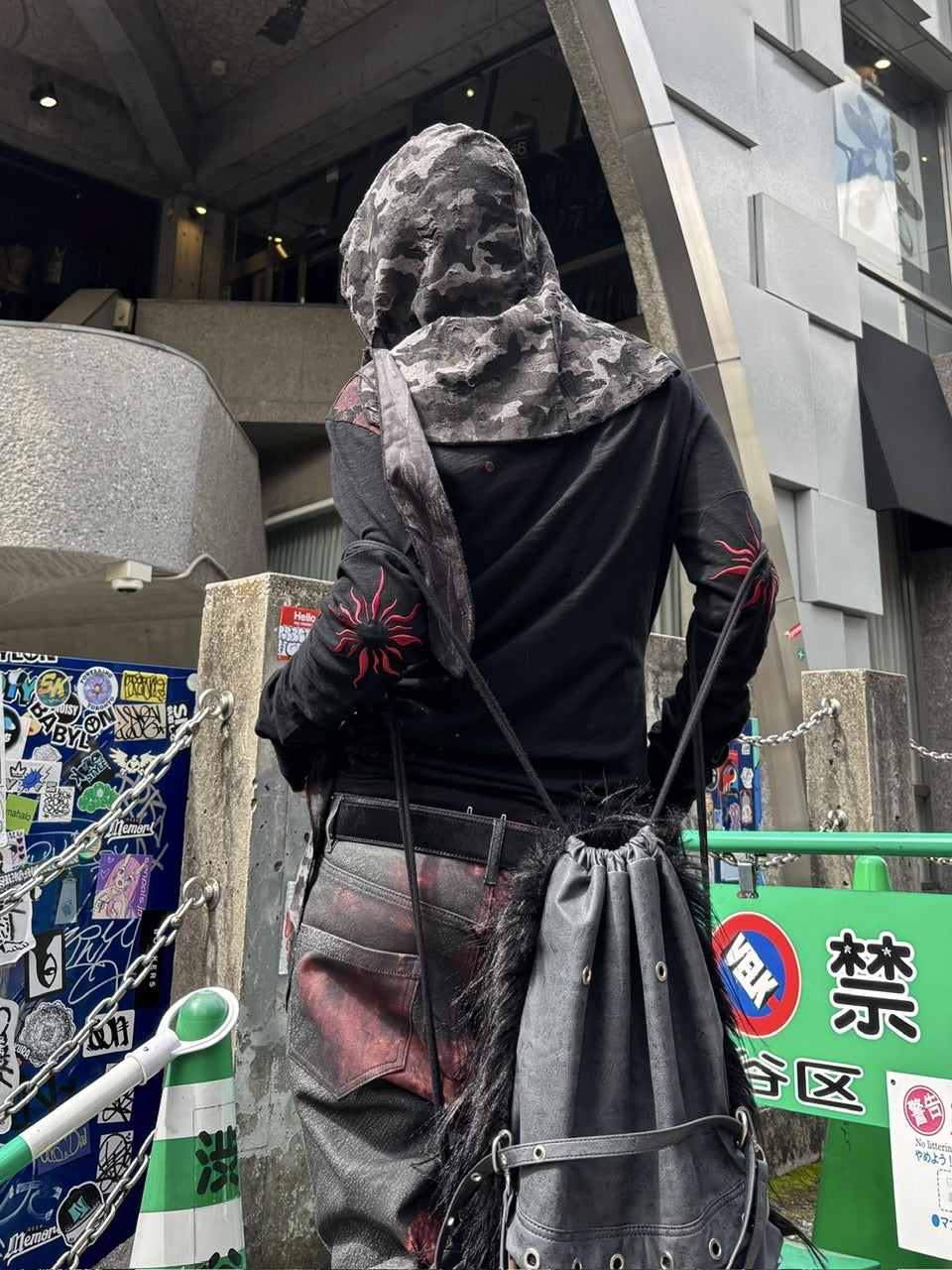 国際配送【Never mind the XU】paint graphic henley long sleeve